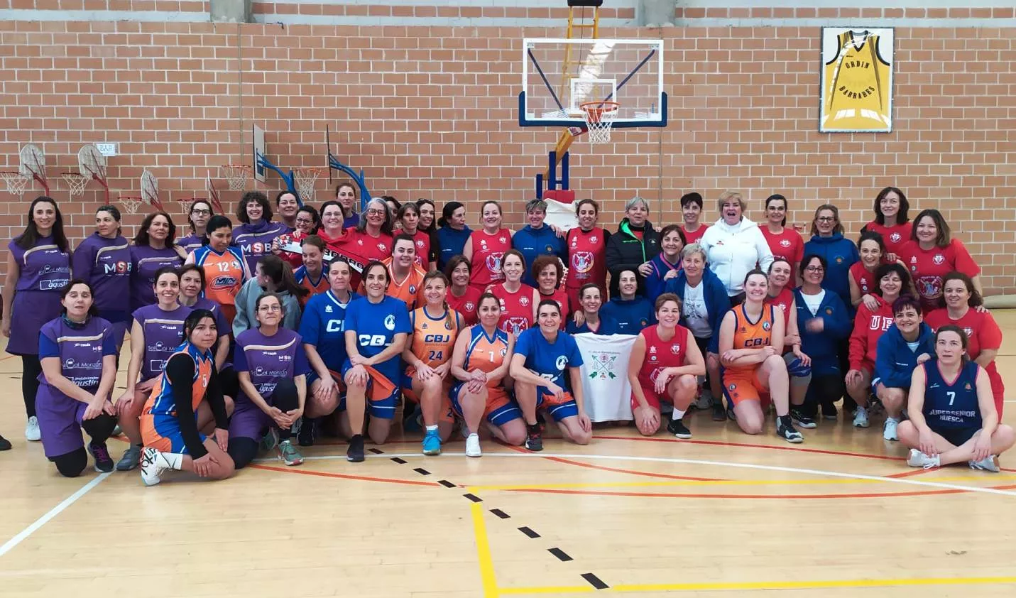 Foto de familia del Circuito Baloncesto Mujer Huesca, en Monzón.