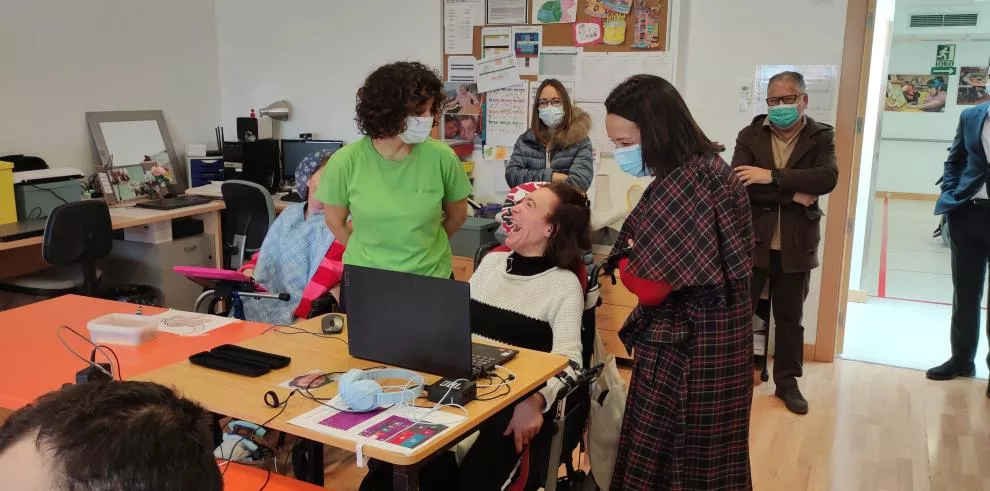 La consejera Susín, visitando Aspace Zaragoza