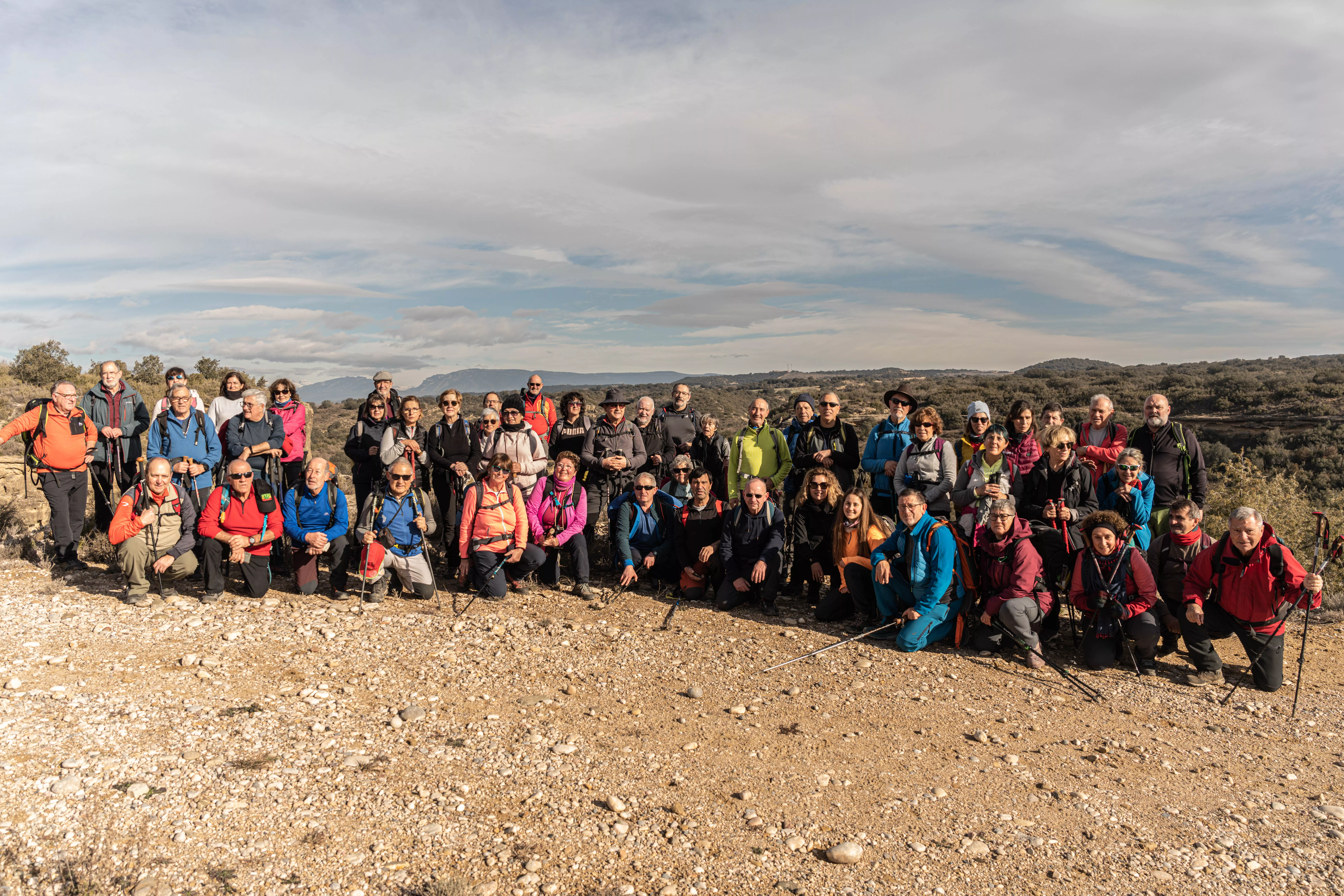 Un gran número de senderistas se apuntó al inicio de la temporada.