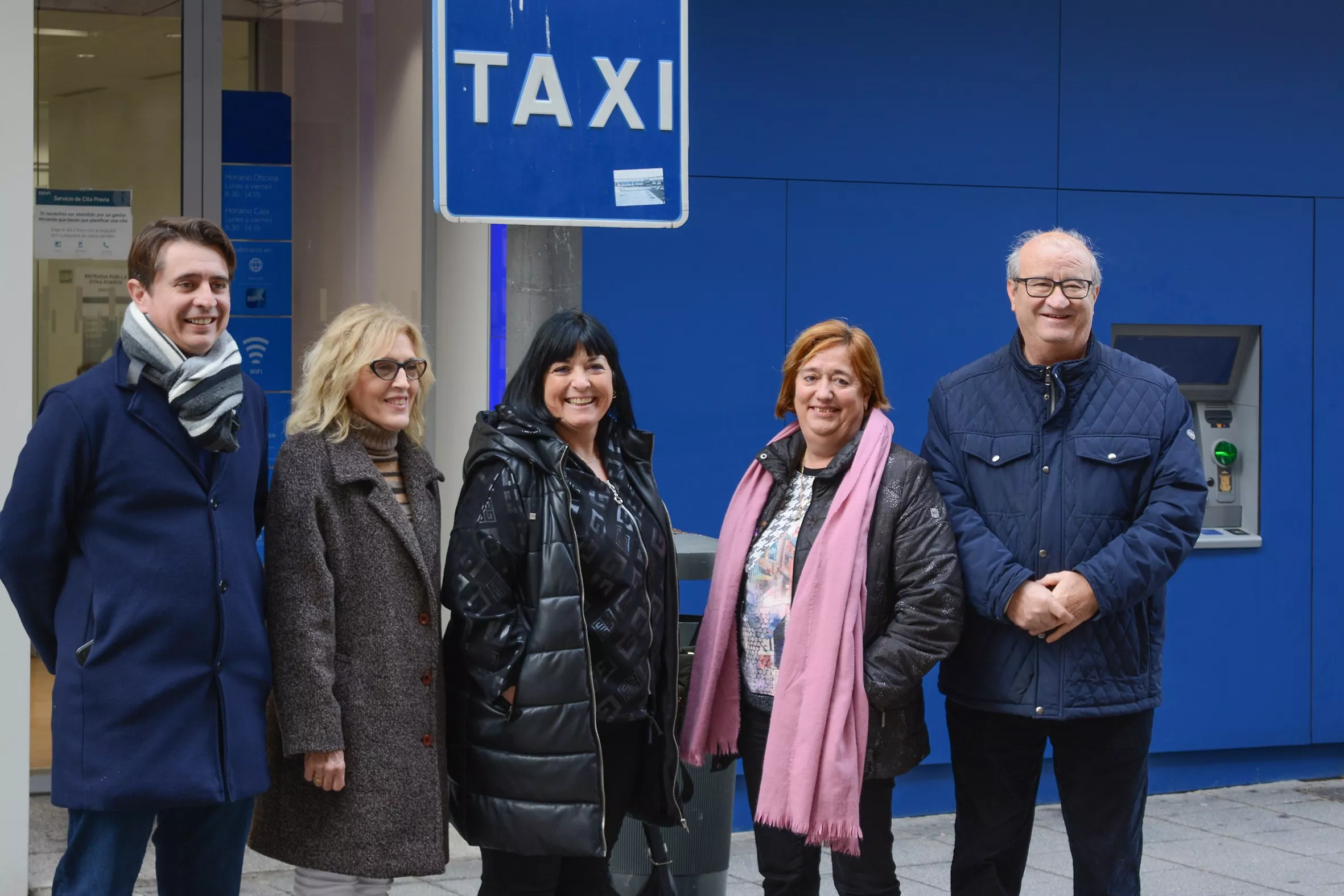 Miembros del grupo municipal socialista en la parada de taxis de calle Zaragoza de Huesca.