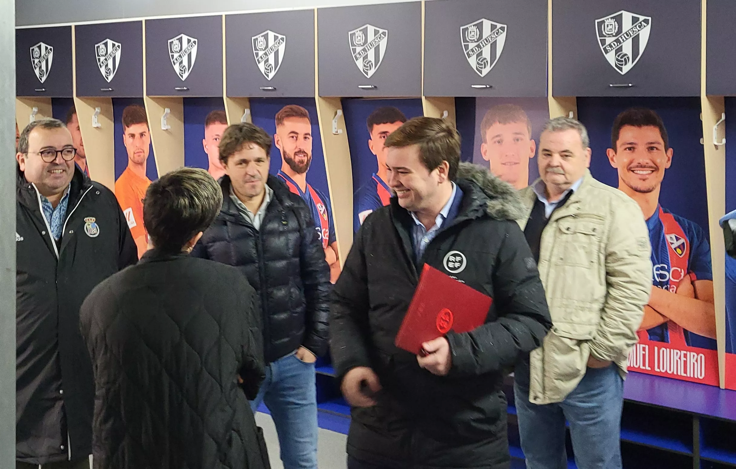 Un técnico de la RFEF supervisa el vestuario local de la SD Huesca, acompañado por Josete Ortas y Manuel Torralba. Foto: Adrián Mora Un técnico de la RFEF supervisa el vestuario local de la SD Huesca, acompañado por Josete Ortas y Manuel Torralba. Foto: Adrián Mora