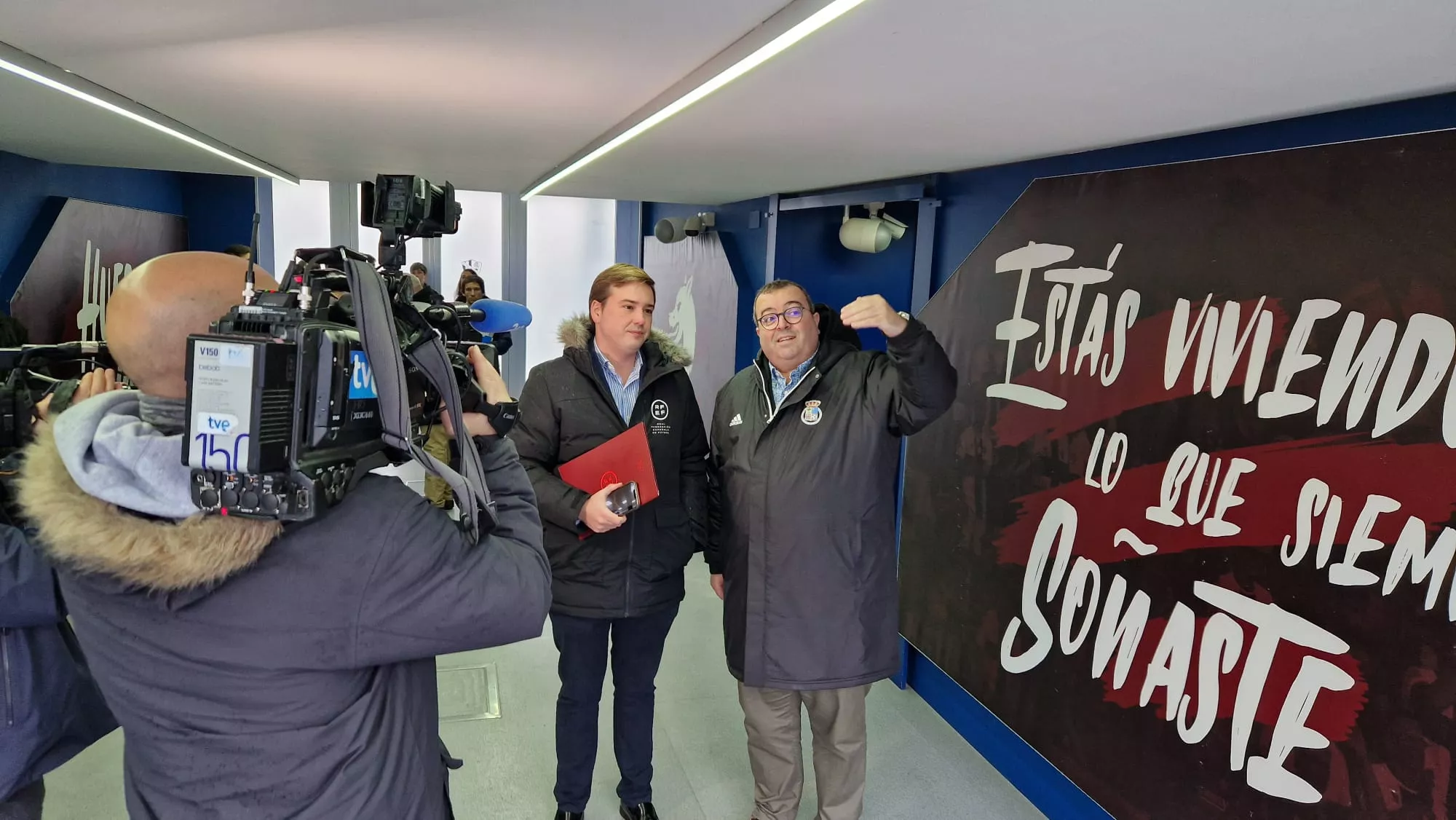 Visita de los técnicos de la RFEF a El Alcoraz para el Mundial 2030