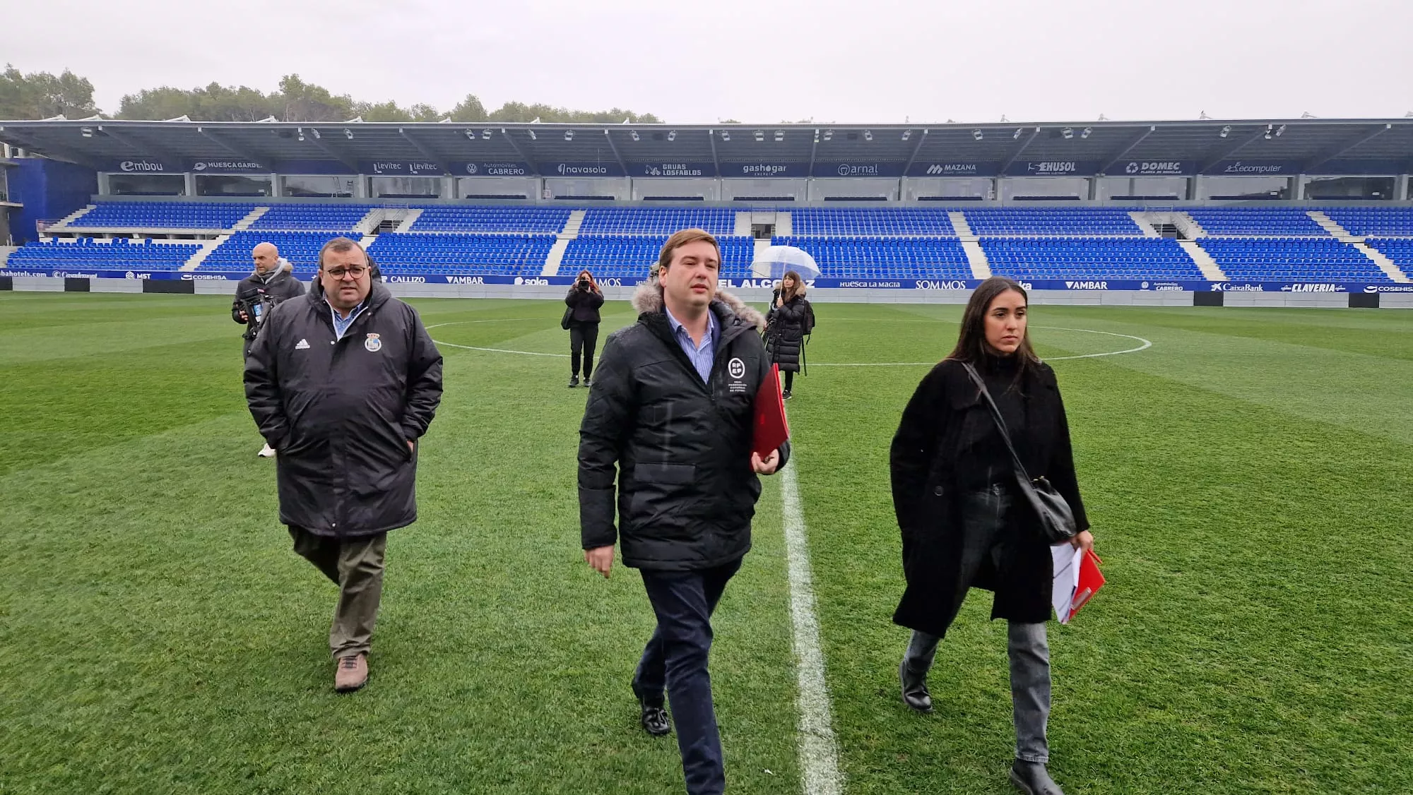 Visita de los técnicos de la RFEF a El Alcoraz para el Mundial 2030
