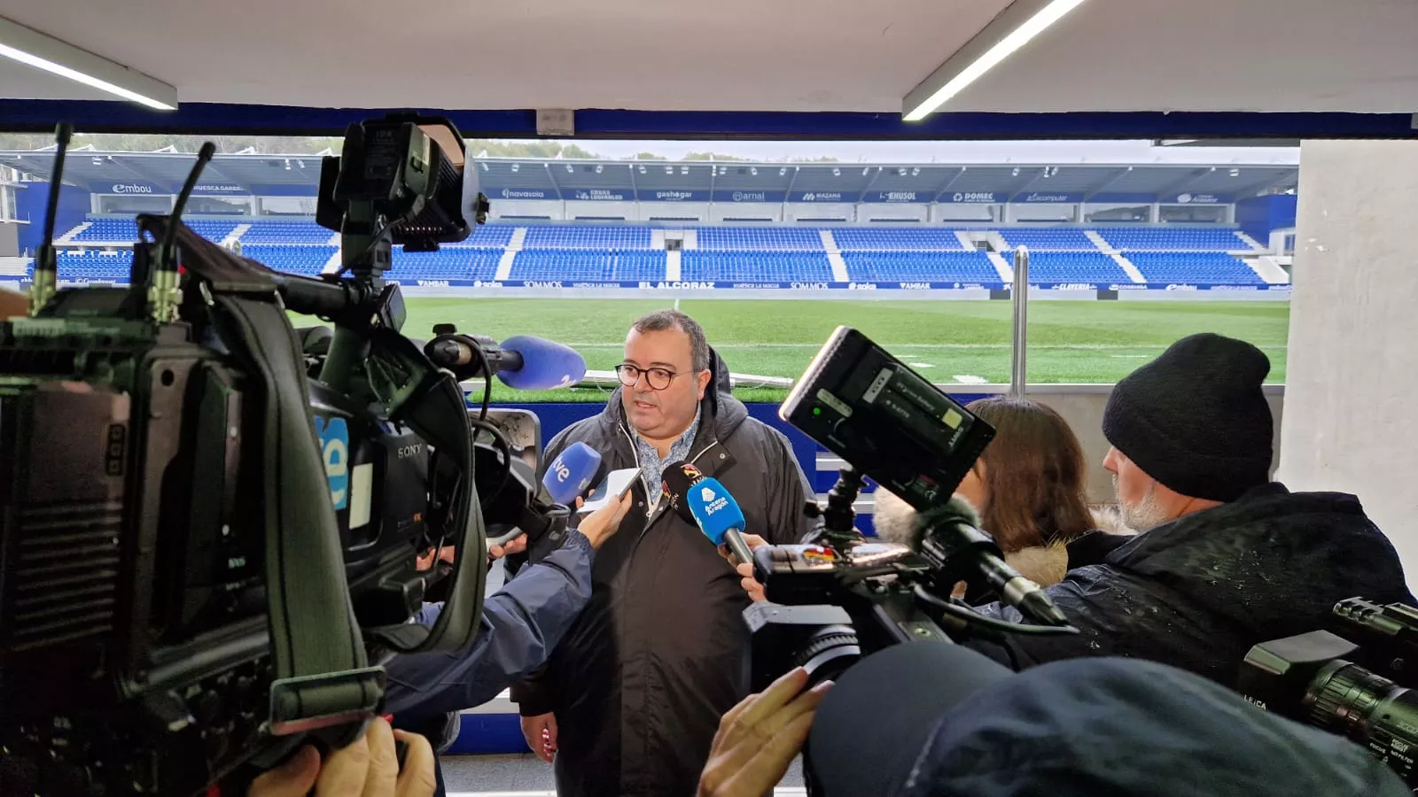 Visita de los técnicos de la RFEF a El Alcoraz para el Mundial 2030