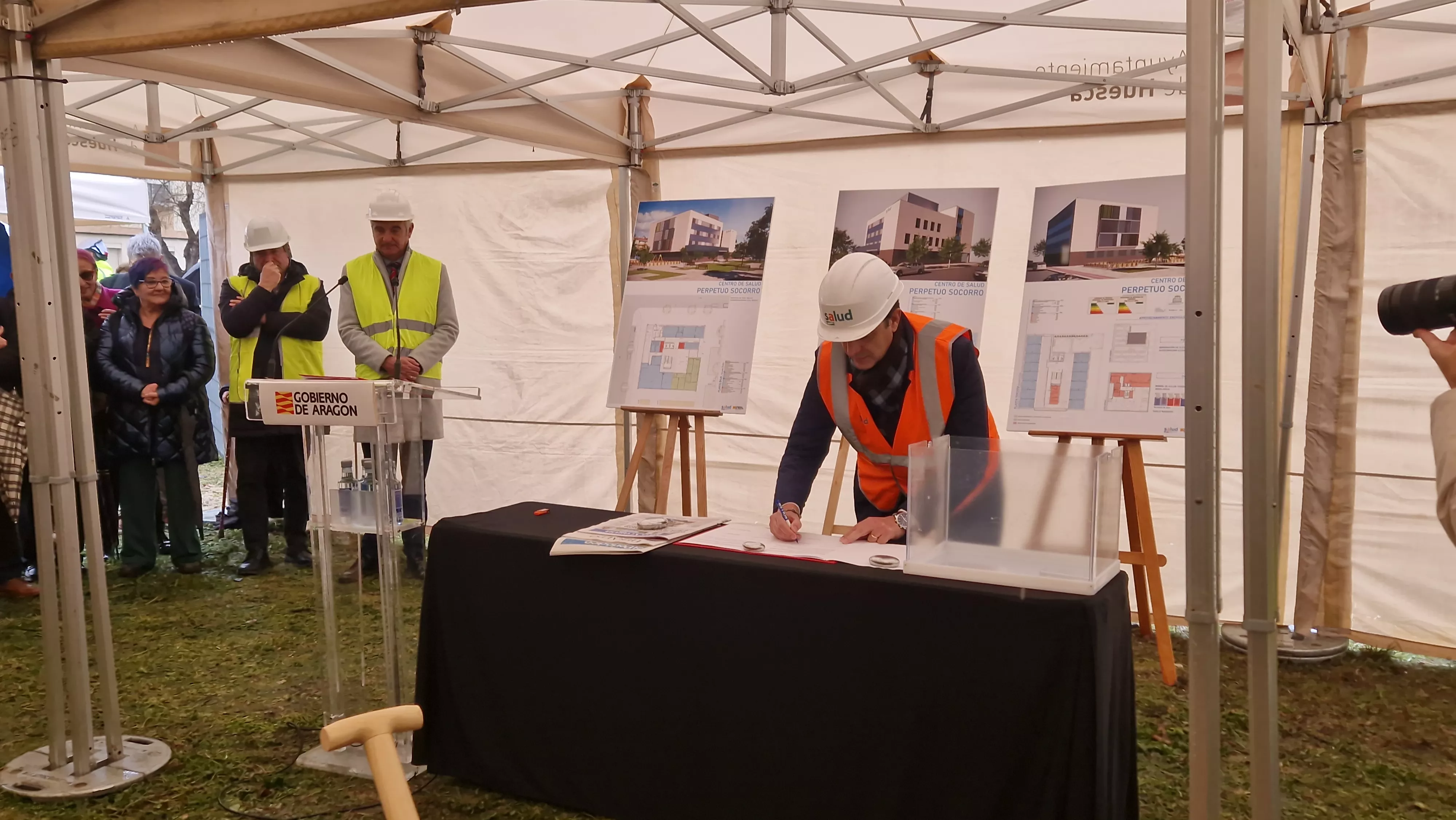 Primera piedra del nuevo Centro de Salud del Perpetuo Socorro de Huesca. Foto Myriam Martínez