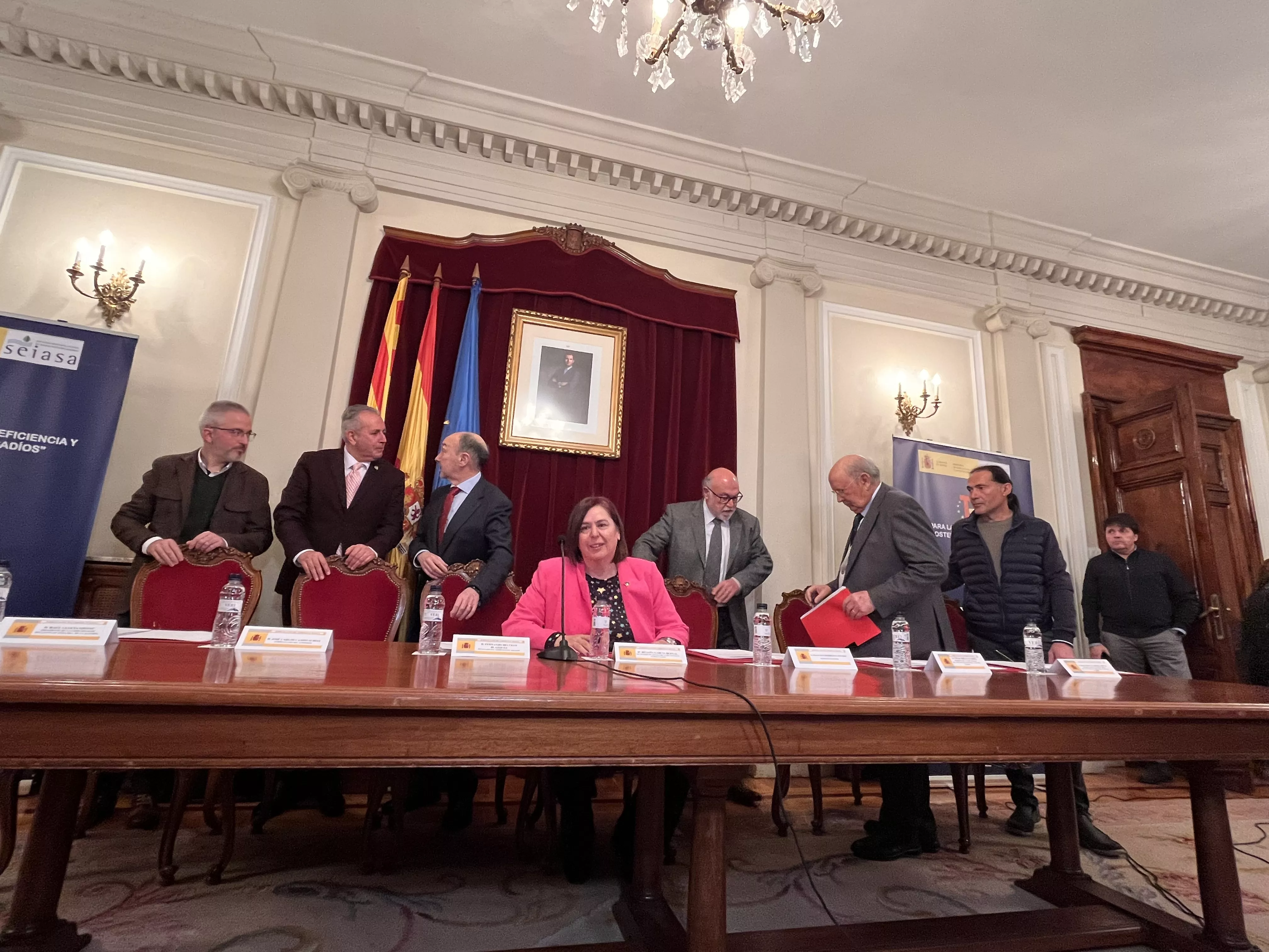 Begoña Gracia, en el centro, durante el acto celebrado en la Subdelegación del Gobierno en Huesca. Foto Mercedes Manterola