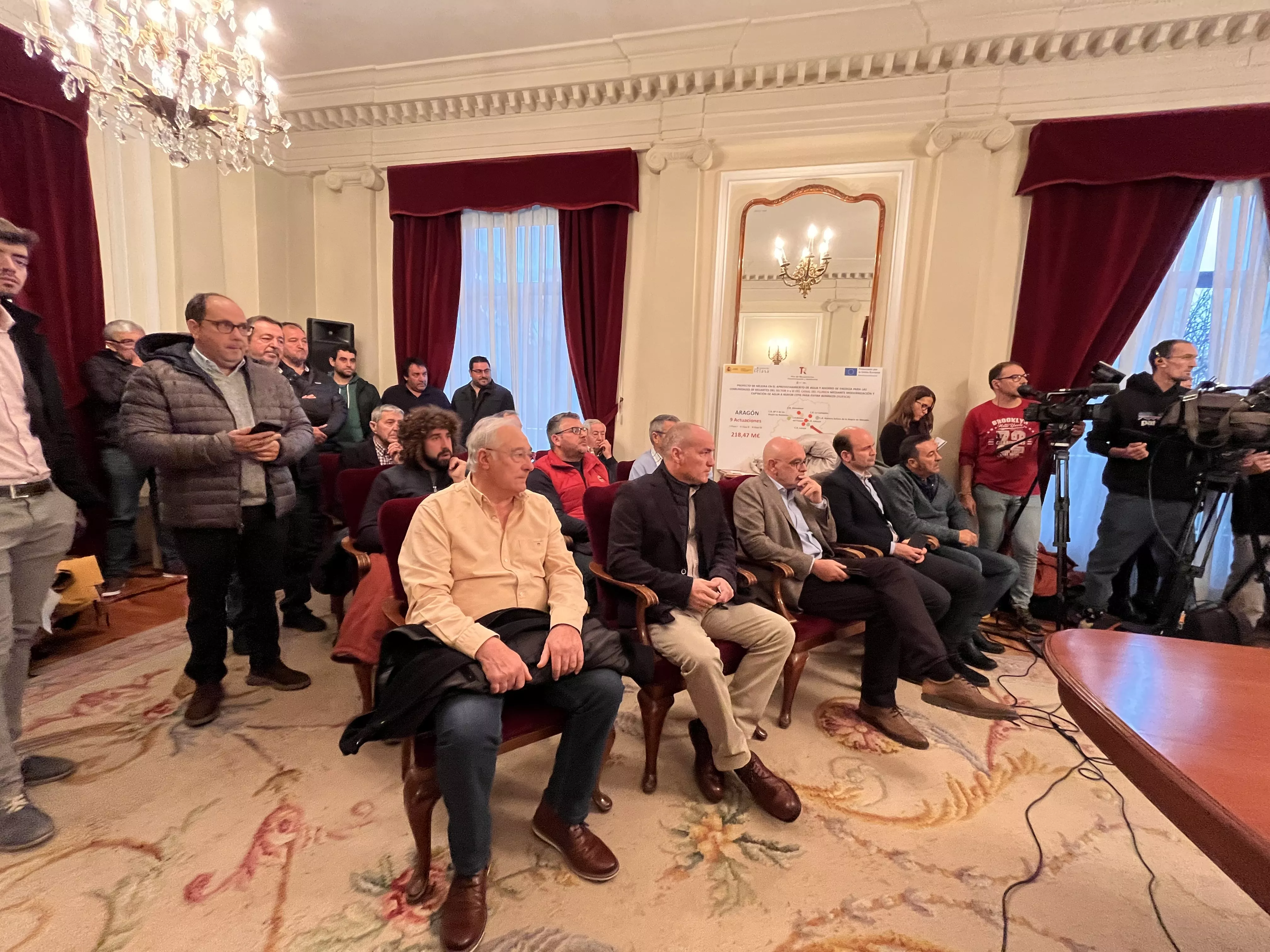 Regantes participantes en el acto celebrado en la Subdelegación del Gobierno en Huesca. Foto Mercedes Manterola