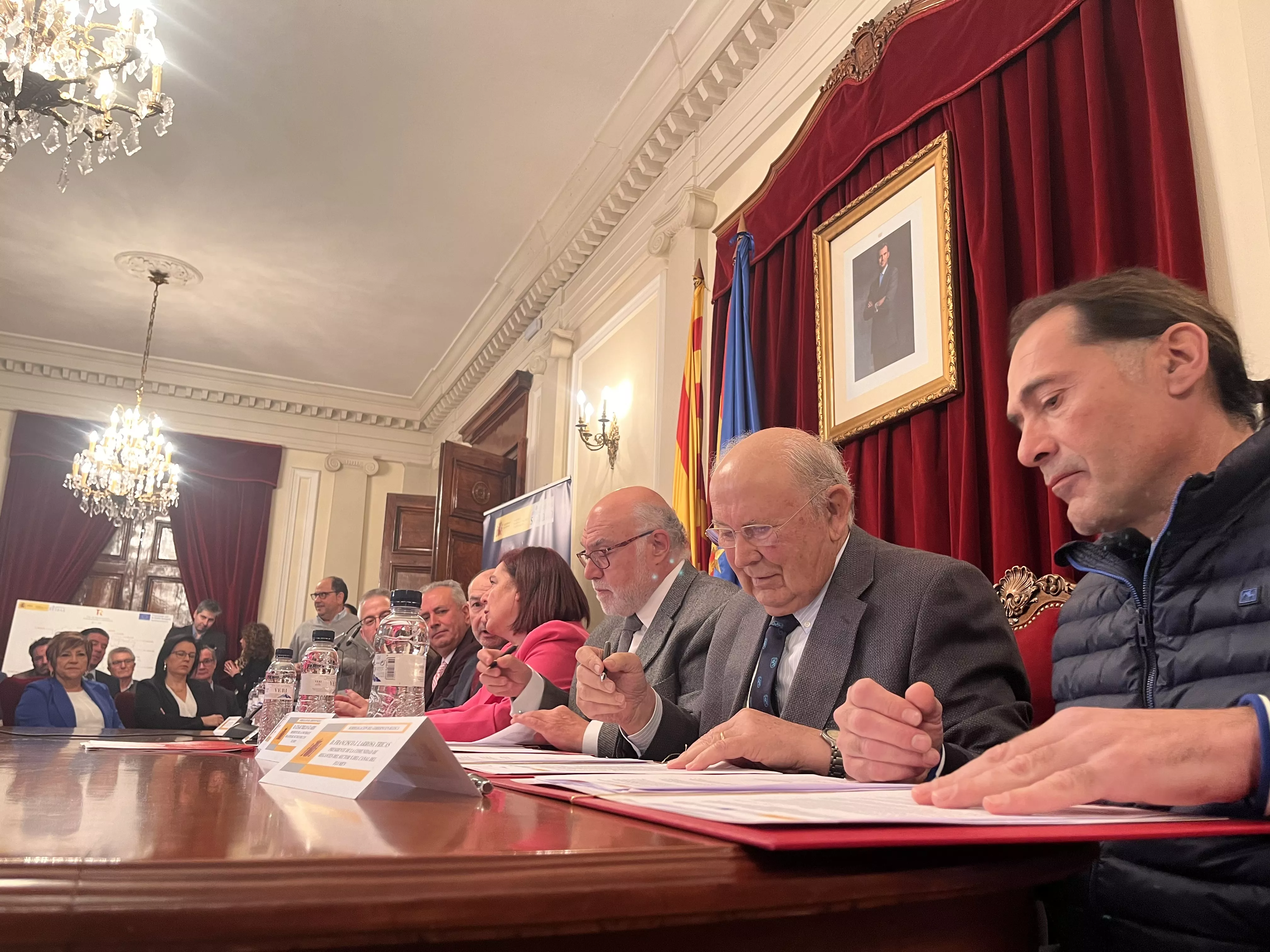 César Trillo y Francisco Larrosa firman la adenda a los convenios. Foto Mercedes Manterola