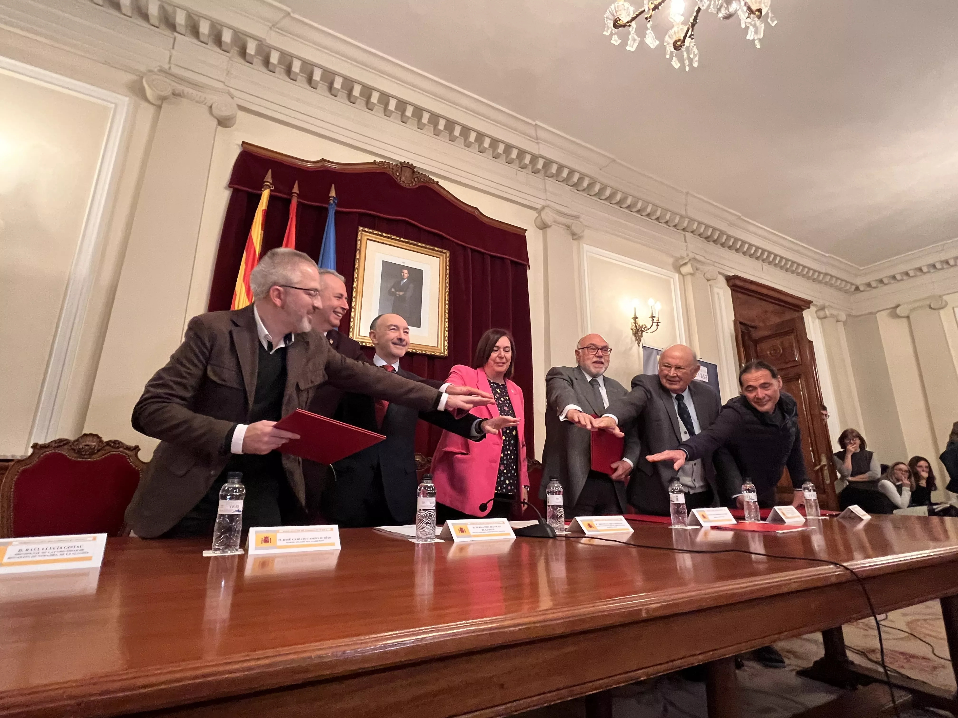 Raúl Llucía, Carlos Campo, Fernando Beltrán, Begoña García, Francisco Rodríguez Mulero, César Trillo y Francisco Larrosa tras la firma de las adendas a los convenios. Foto Mercedes Manterola