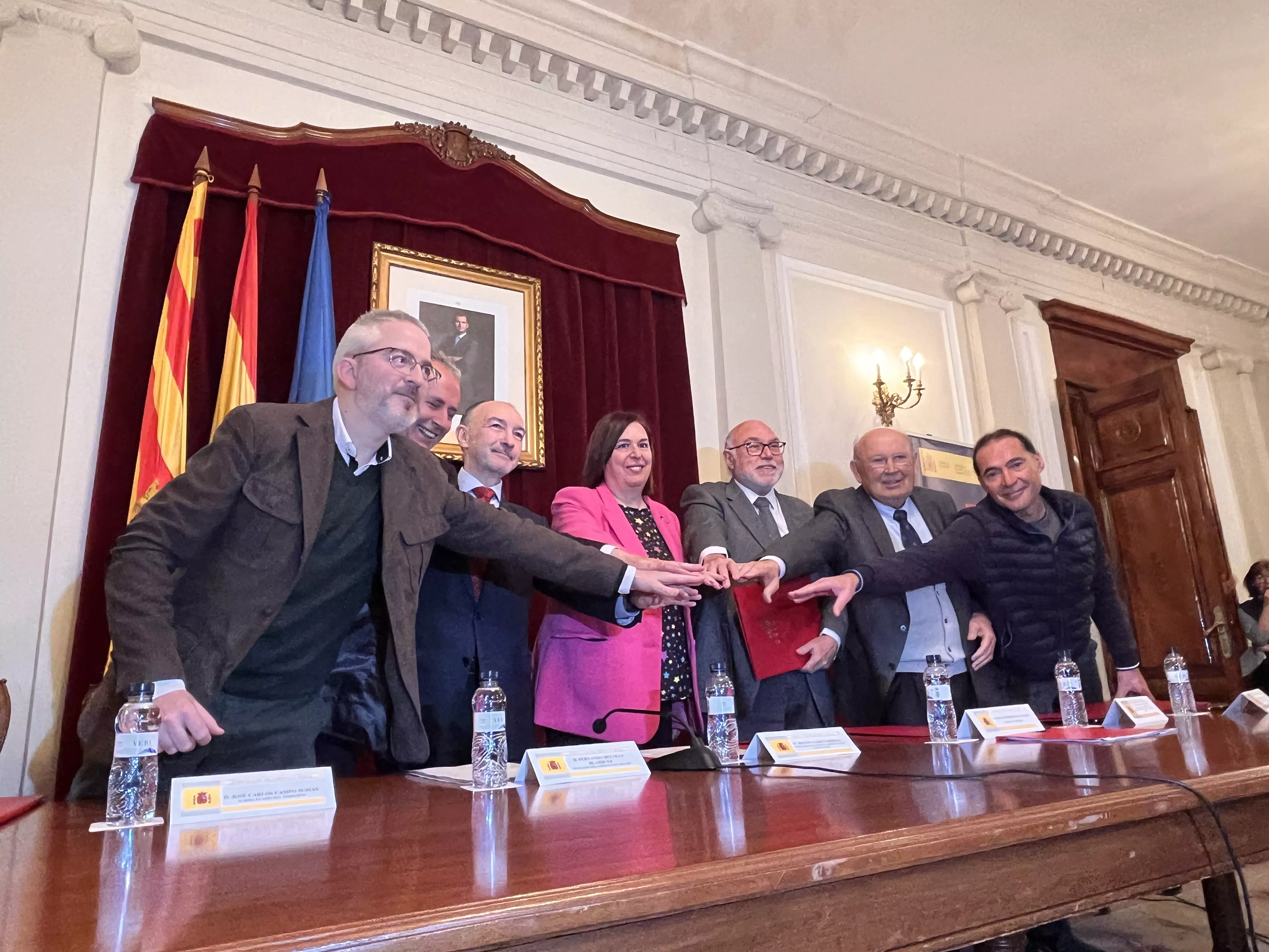Raúl Llucía, Carlos Campo, Fernando Beltrán, Begoña García, Francisco Rodríguez Mulero, César Trillo y Francisco Larrosa tras la firma de las adendas a los convenios. Foto Mercedes Manterola