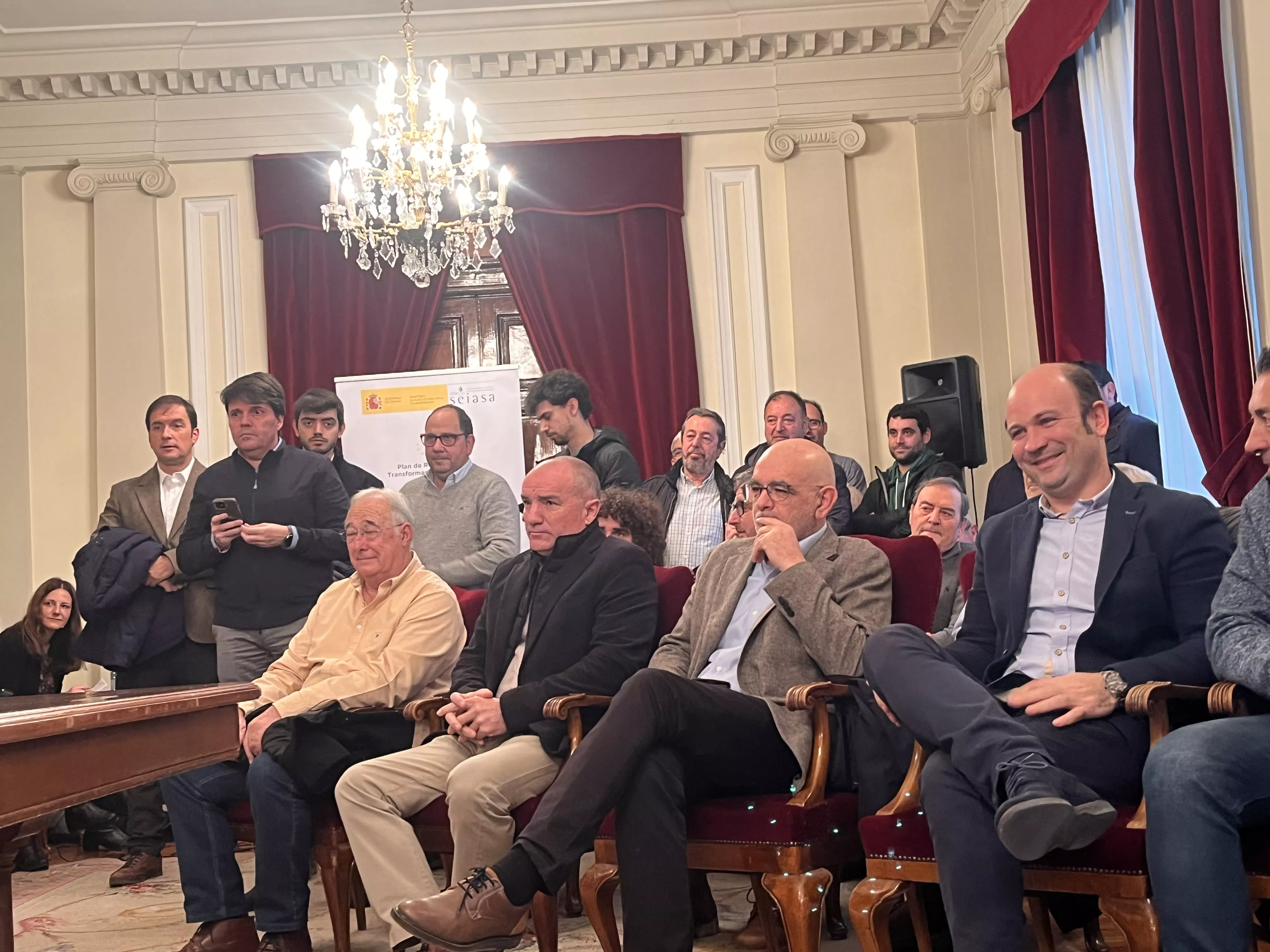 Regantes asistentes a la firma en la Subdelegación del Gobierno en Huesca. Foto Mercedes Manterola