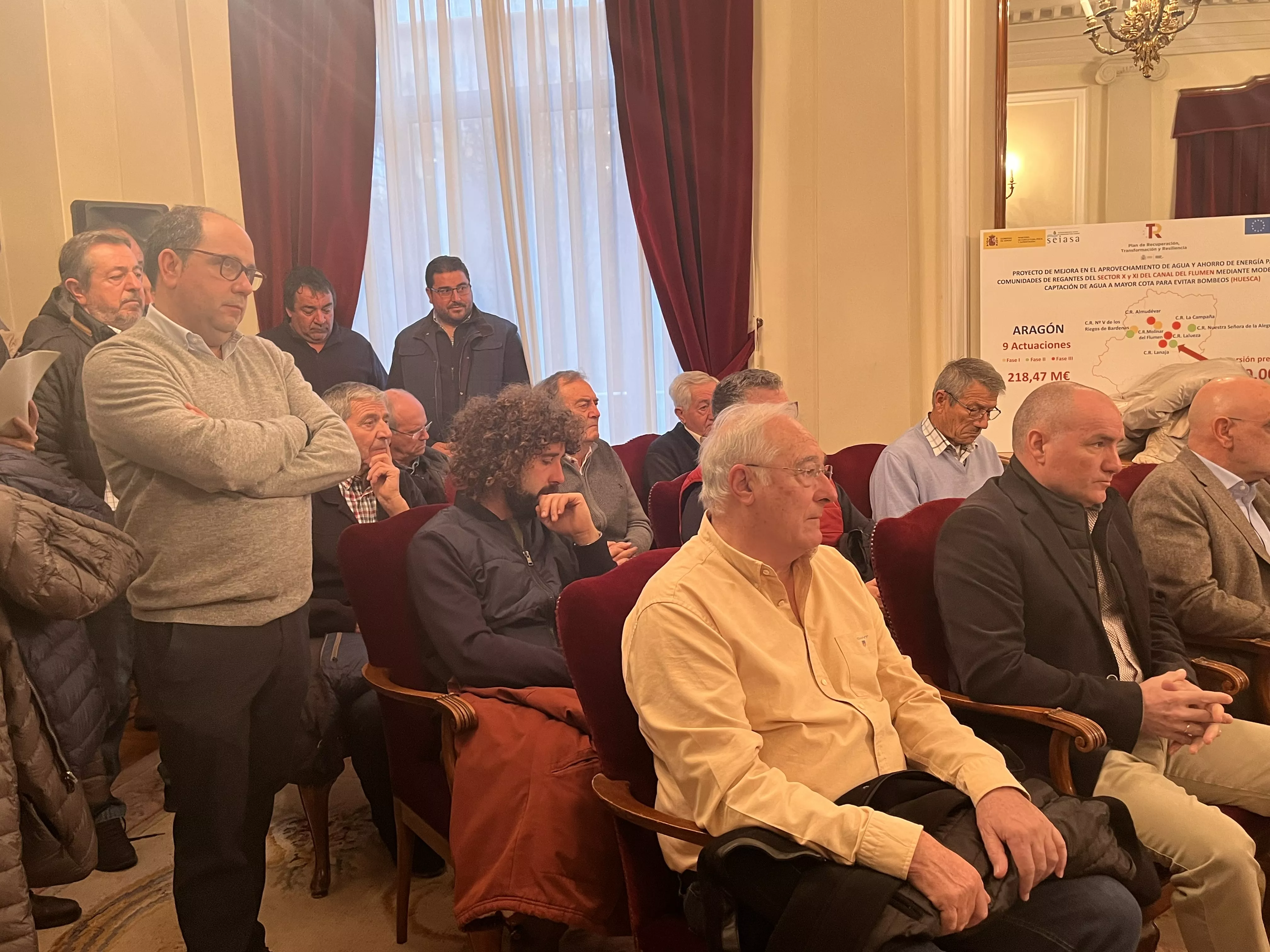 Regantes asistentes a la firma en la Subdelegación del Gobierno en Huesca. Foto Mercedes Manterola