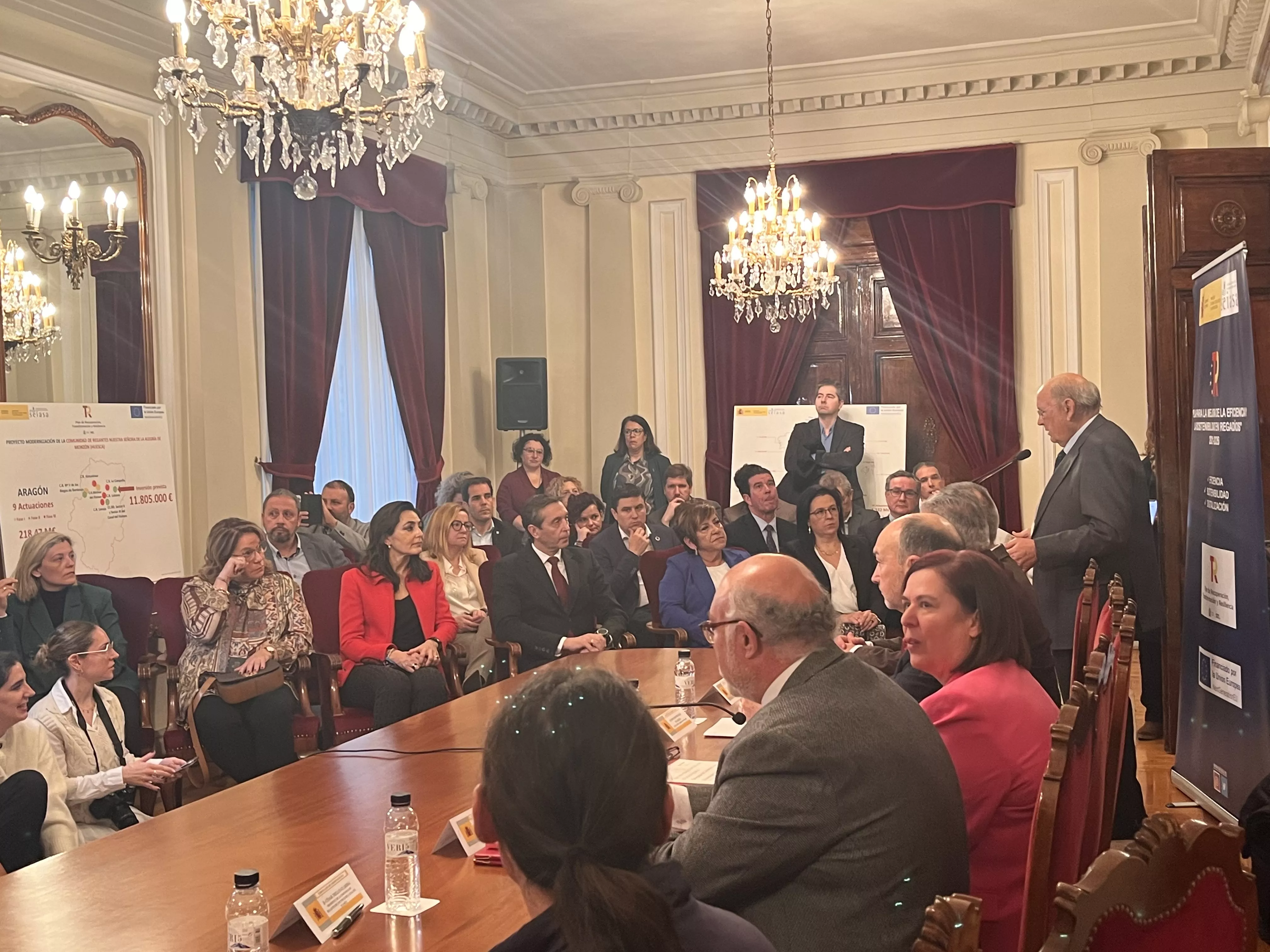 Acto para la firma de las adendas a los convenios de Canal del Flumen y la Alegría de Monzón. Foto Mercedes Manterola