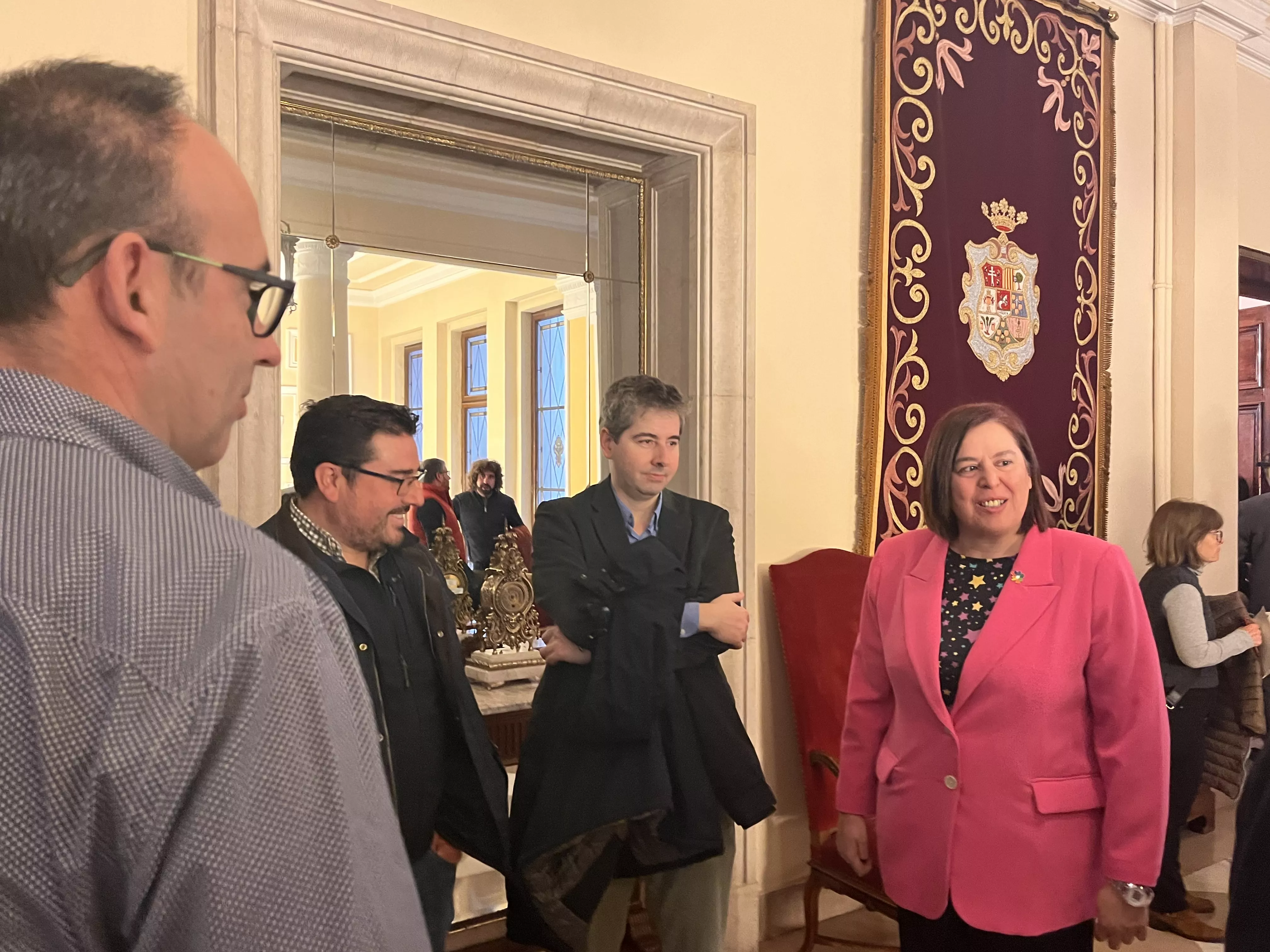 Begoña García con regantes del Canal del Flumen. Foto Mercedes Manterola