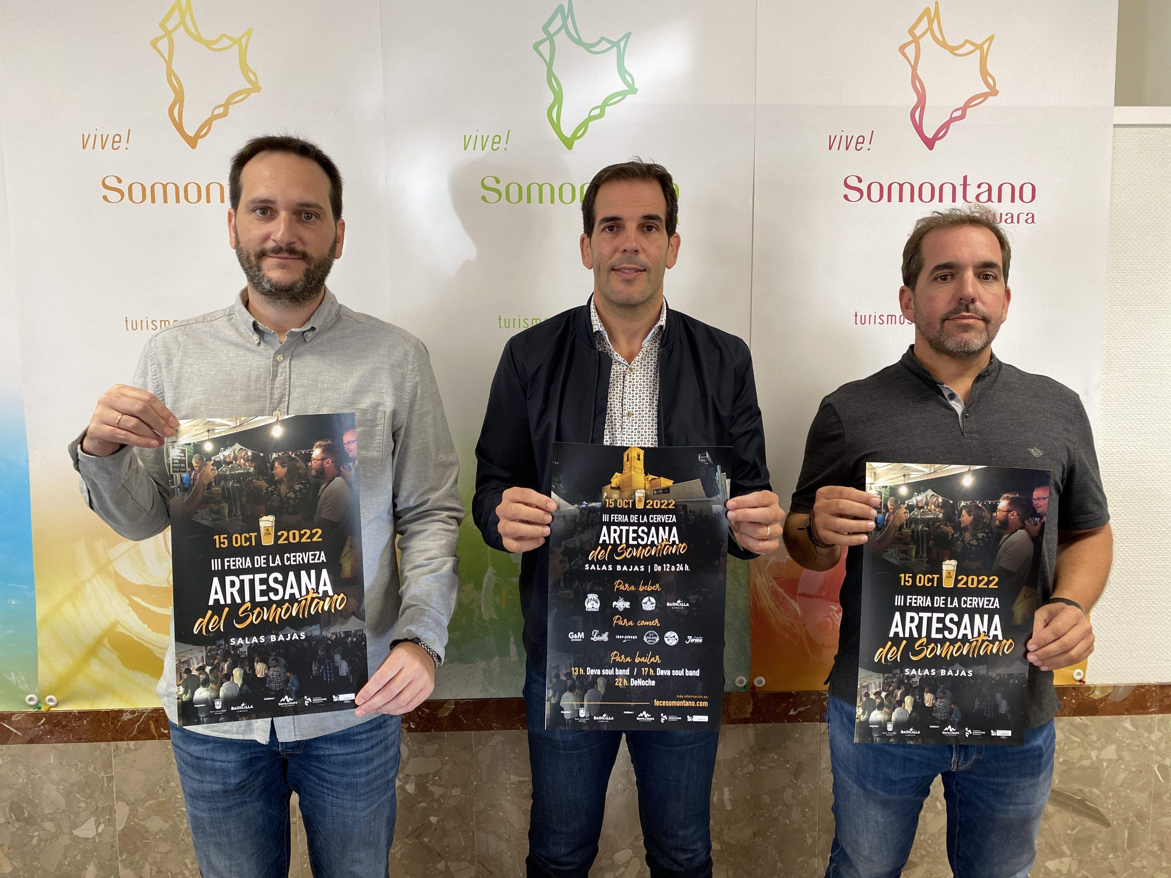 Javier Román, de Bachiella, Daniel Gracia, presidente de la Comarca, y Jorge Gracia, alcalde de Salas Bajas.