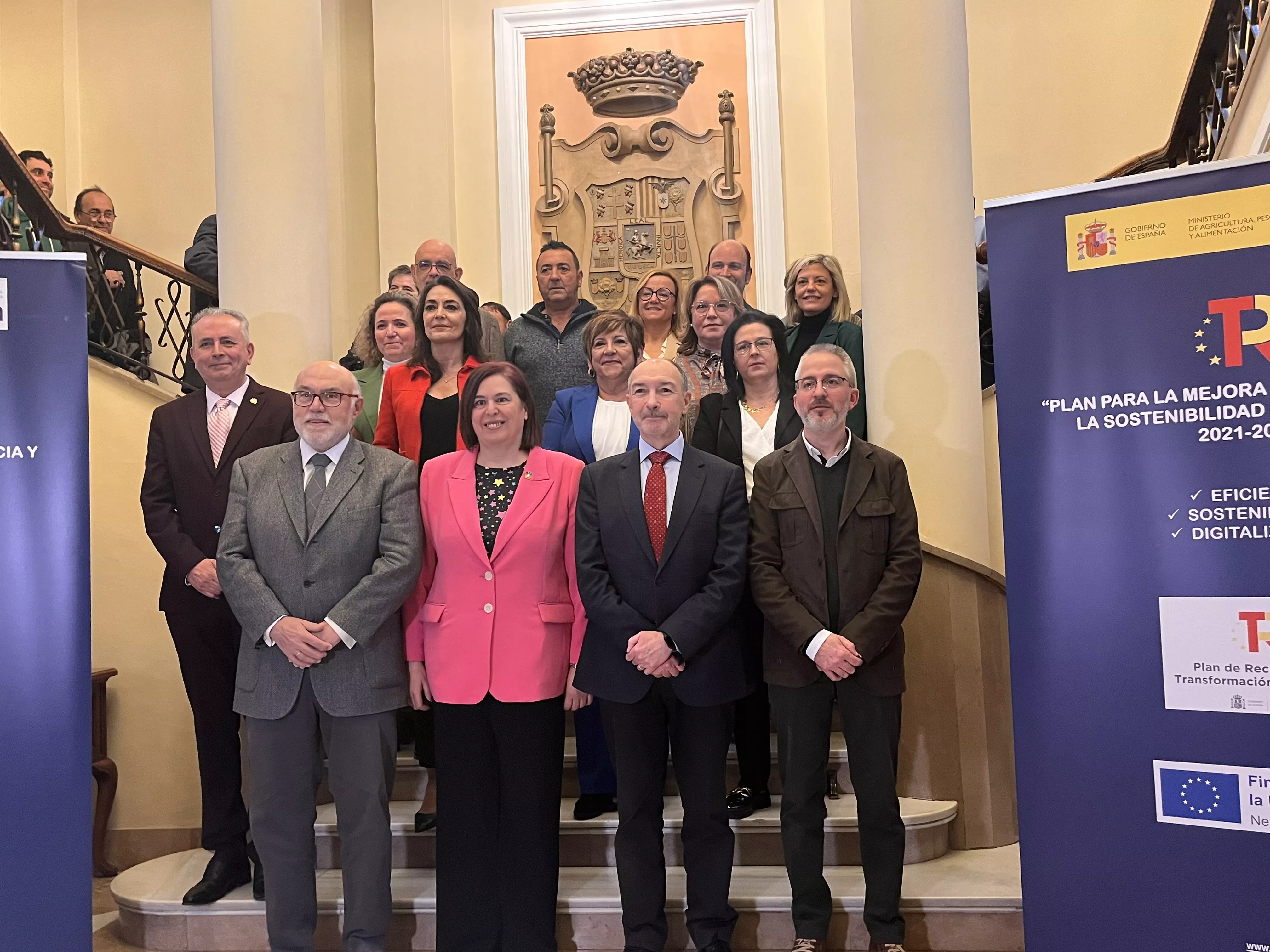 Foto de las autoridades con los regantes de la Alegría de Monzón. Foto Mercedes Manterola