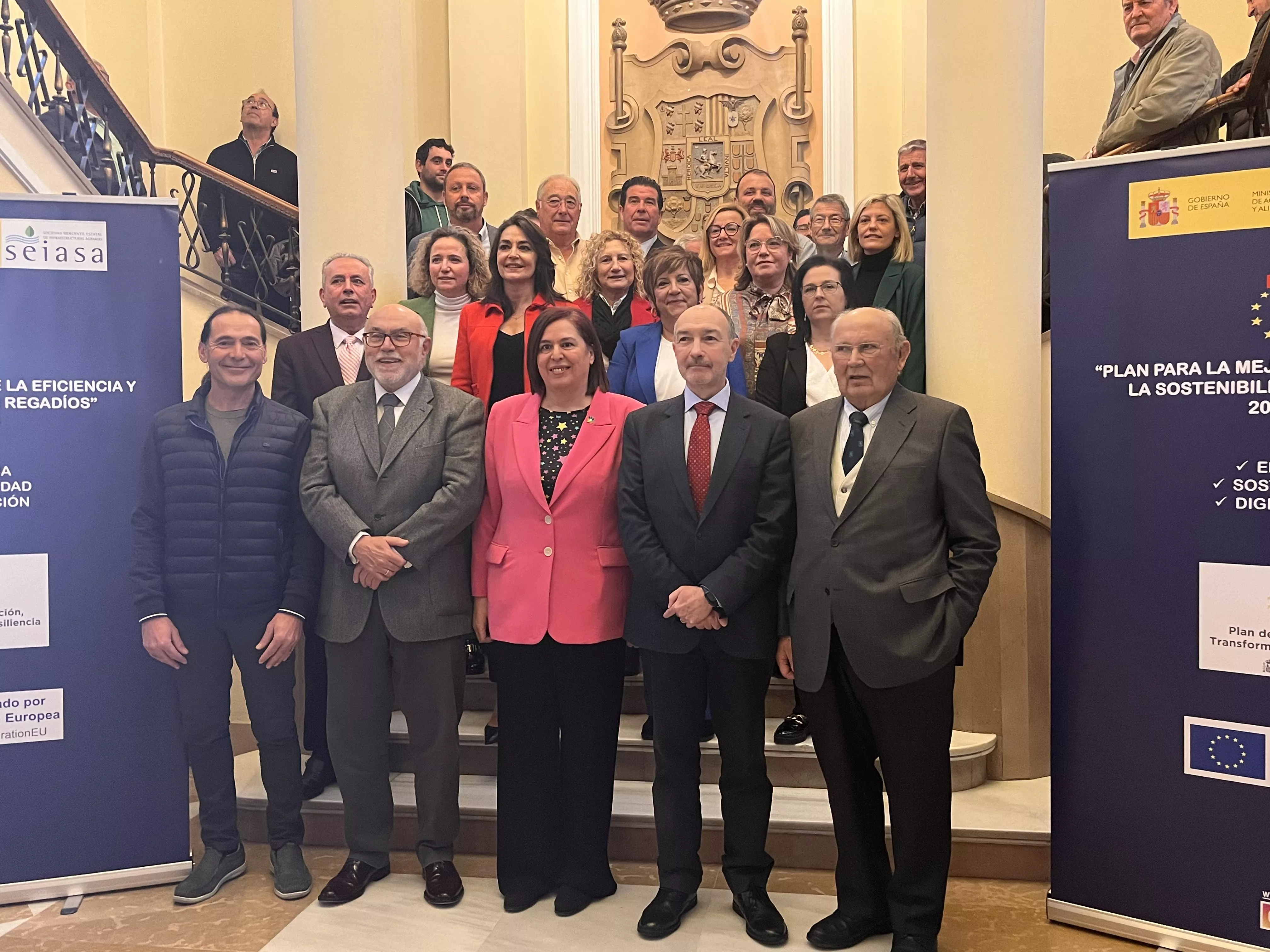 Imagen de las autoridades con los regantes del Canal del Flumen. Foto Mercedes Manterola