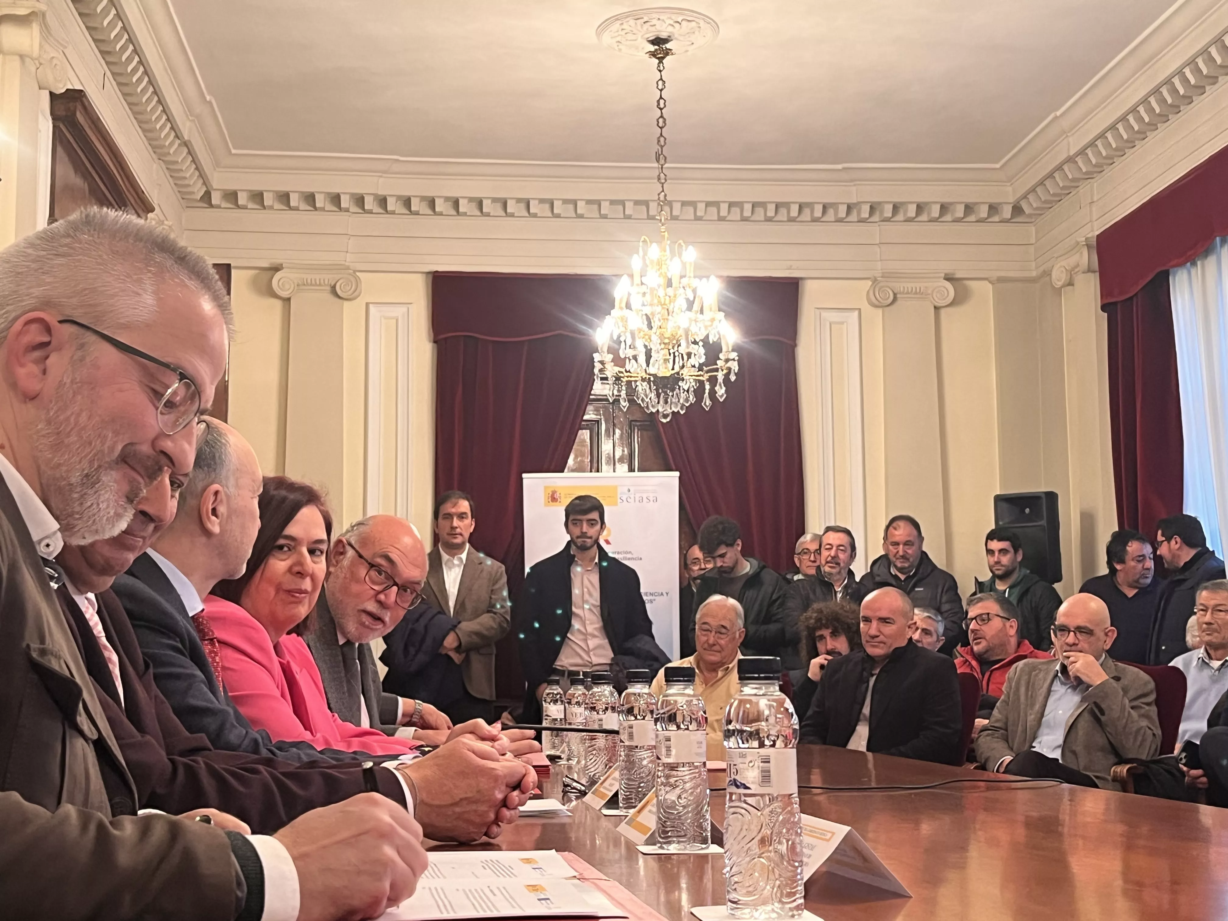 Firma de la adenda por parte de Raúl Llucía. Foto Mercedes Manterola