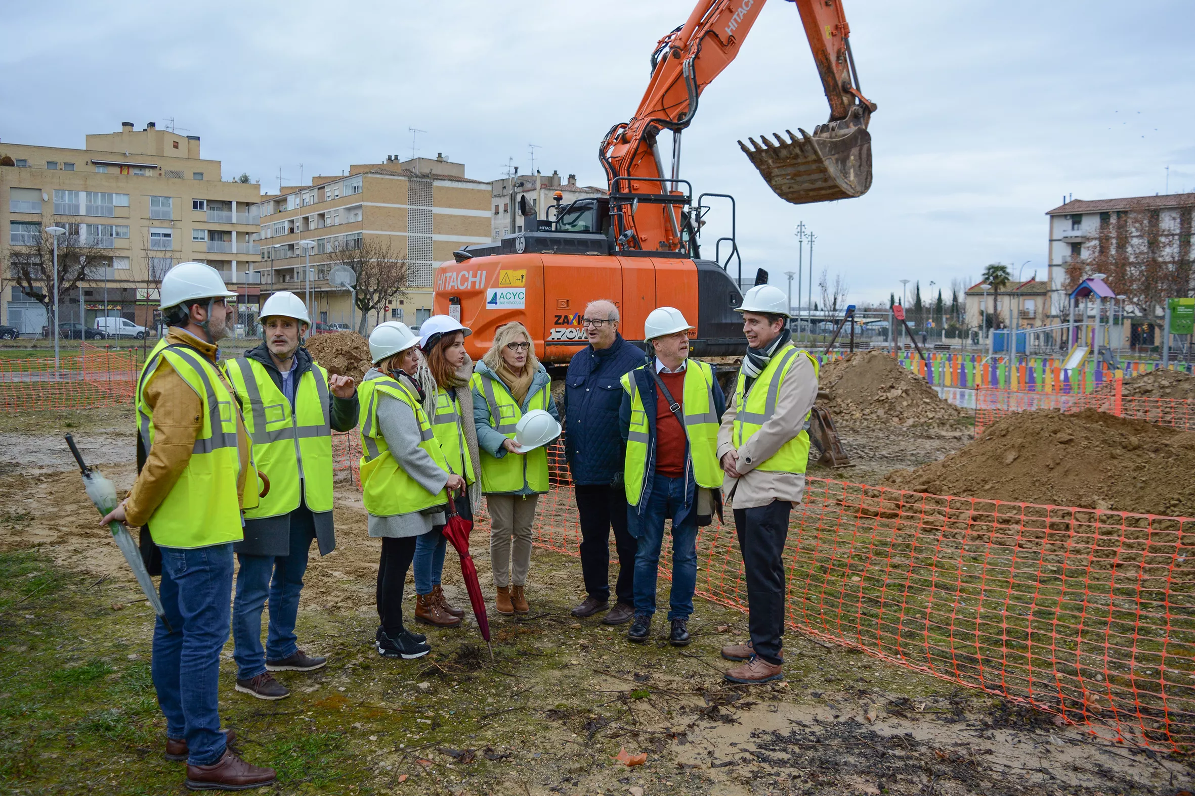 Los ediles socialistas, junto a una de las excavadoras que han comenzado a trabajar en el nuevo centro de salud del Perpetuo Socorro.