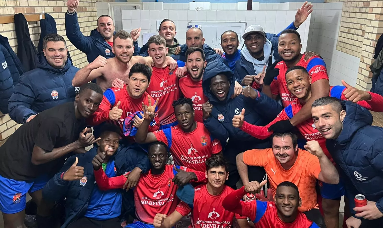 Jugadores y cuerpo técnico del Belver celebran una victoria esta temporada.