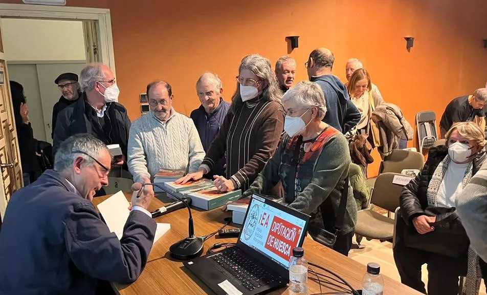 Enrique Satué firma ejemplares de "Pirineo y manta" tras la charla en el IEA. Foto Mercedes Manterola Enrique Satué firma ejemplares de "Pirineo y manta" tras la charla en el IEA. Foto Mercedes Manterola
