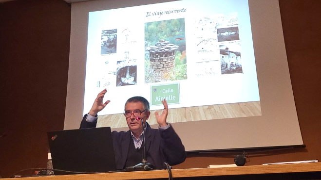 Enrique Satué durante su charla. Enrique Satué durante su charla.