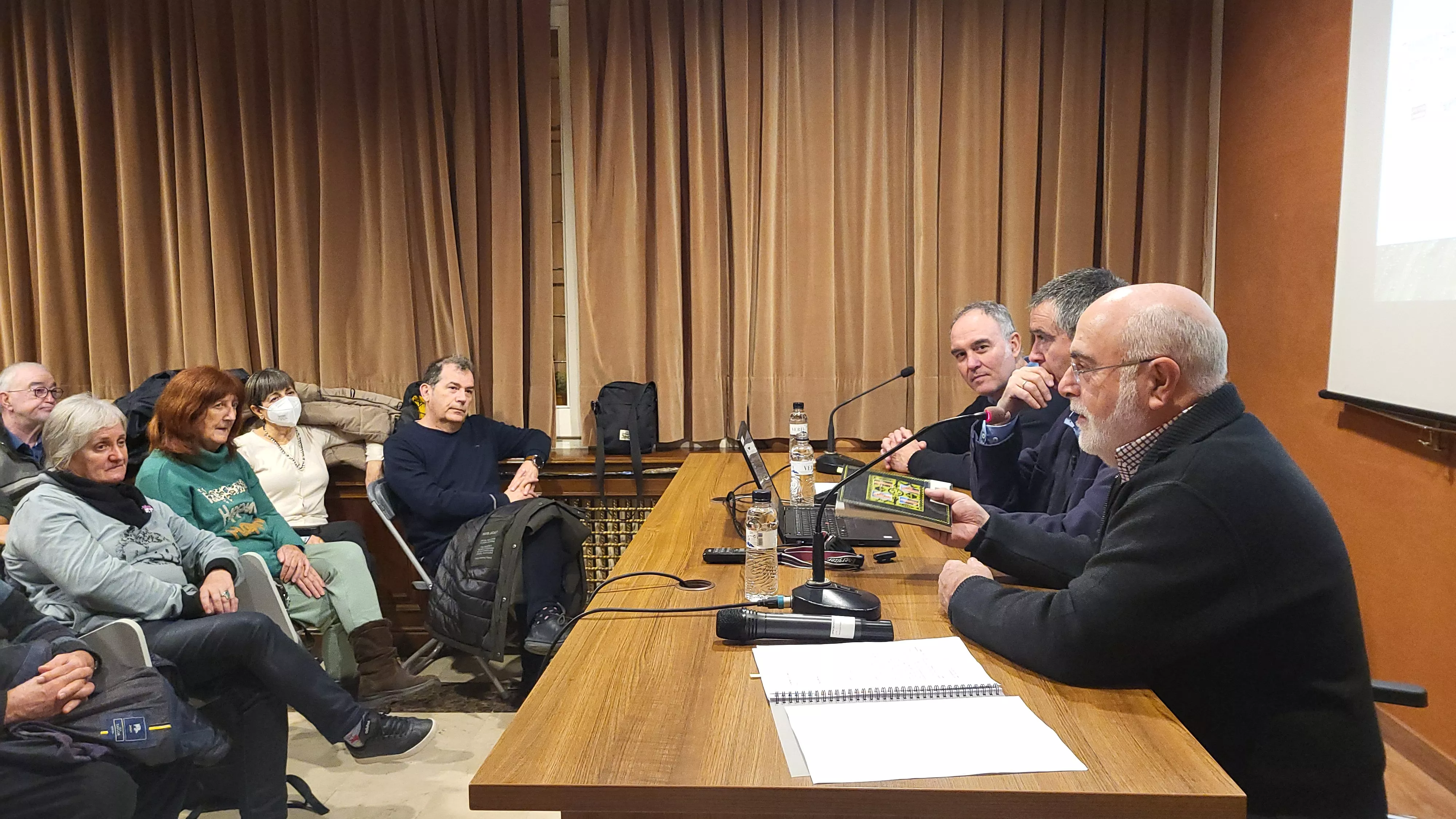 Rafa Yuste, Enrique Satué y José Miguel Pesqué en la presentación de "Pirineo y manta". Foto: Mercedes Manterola
