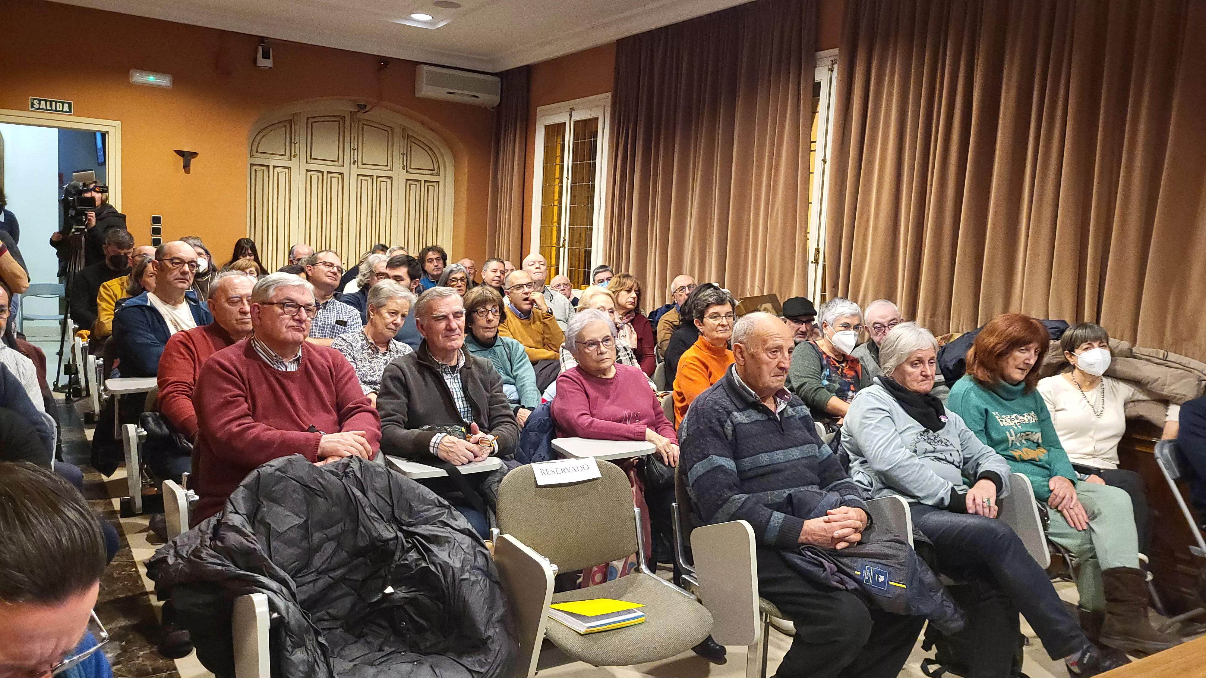 Asistentes a la presentación de "Pirineo y manta" de Enrique Satué. Foto: Mercedes Manterola