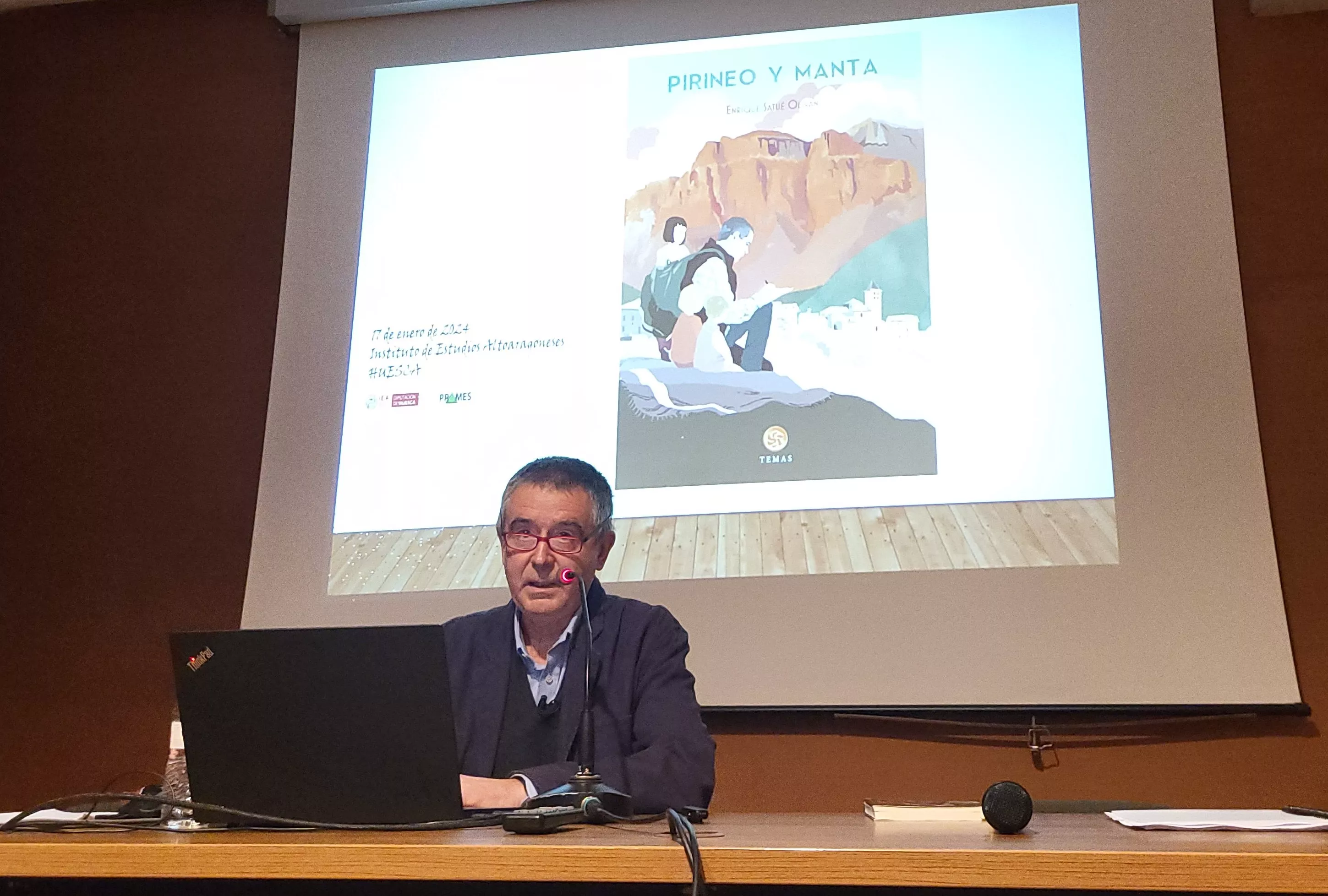 Enrique Satué durante la presentación de "Pirineo y manta" en la sede del IEA en Huesca. Foto: Mercedes Manterola