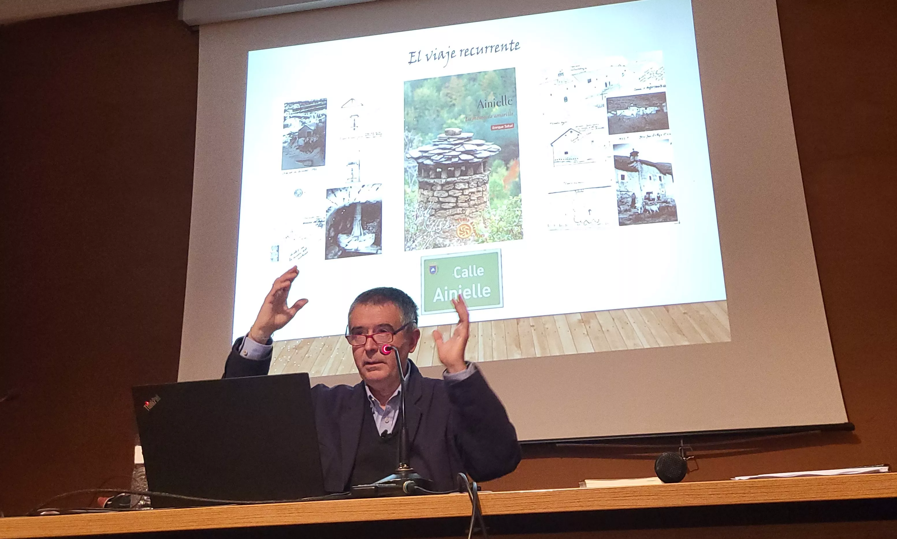 Enrique Satué durante la presentación de "Pirineo y manta" en la sede del IEA en Huesca. Foto: Mercedes Manterola