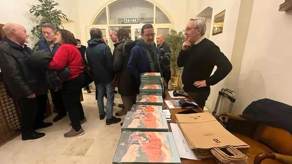 Chema Aniés, de Librería Anónima, con ejemplares de la obra de Satué. Foto: Mercedes Manterola