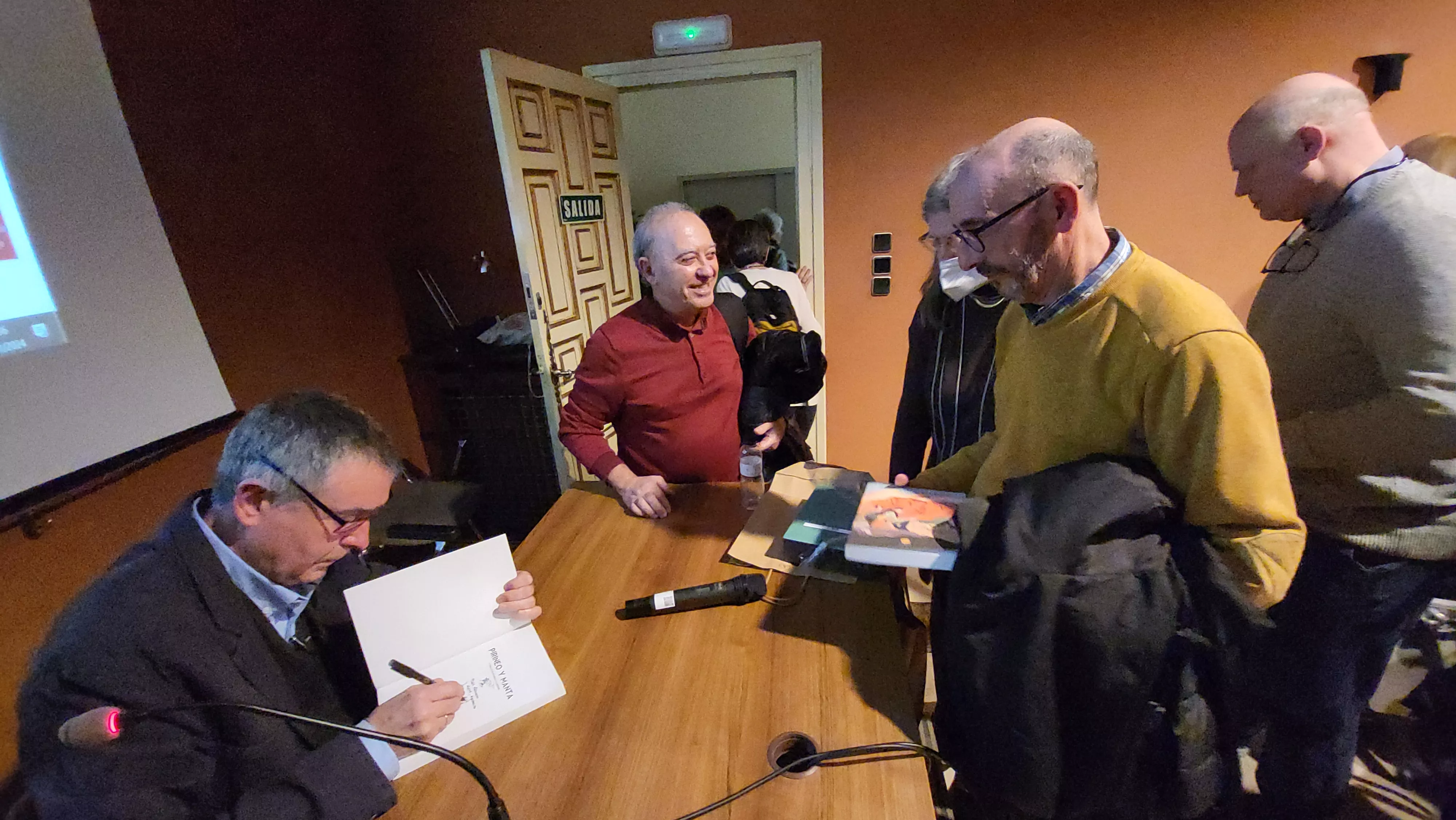 Enrique Satué firmó ejemplares tras concluir la charla. Foto: Mercedes Manterola