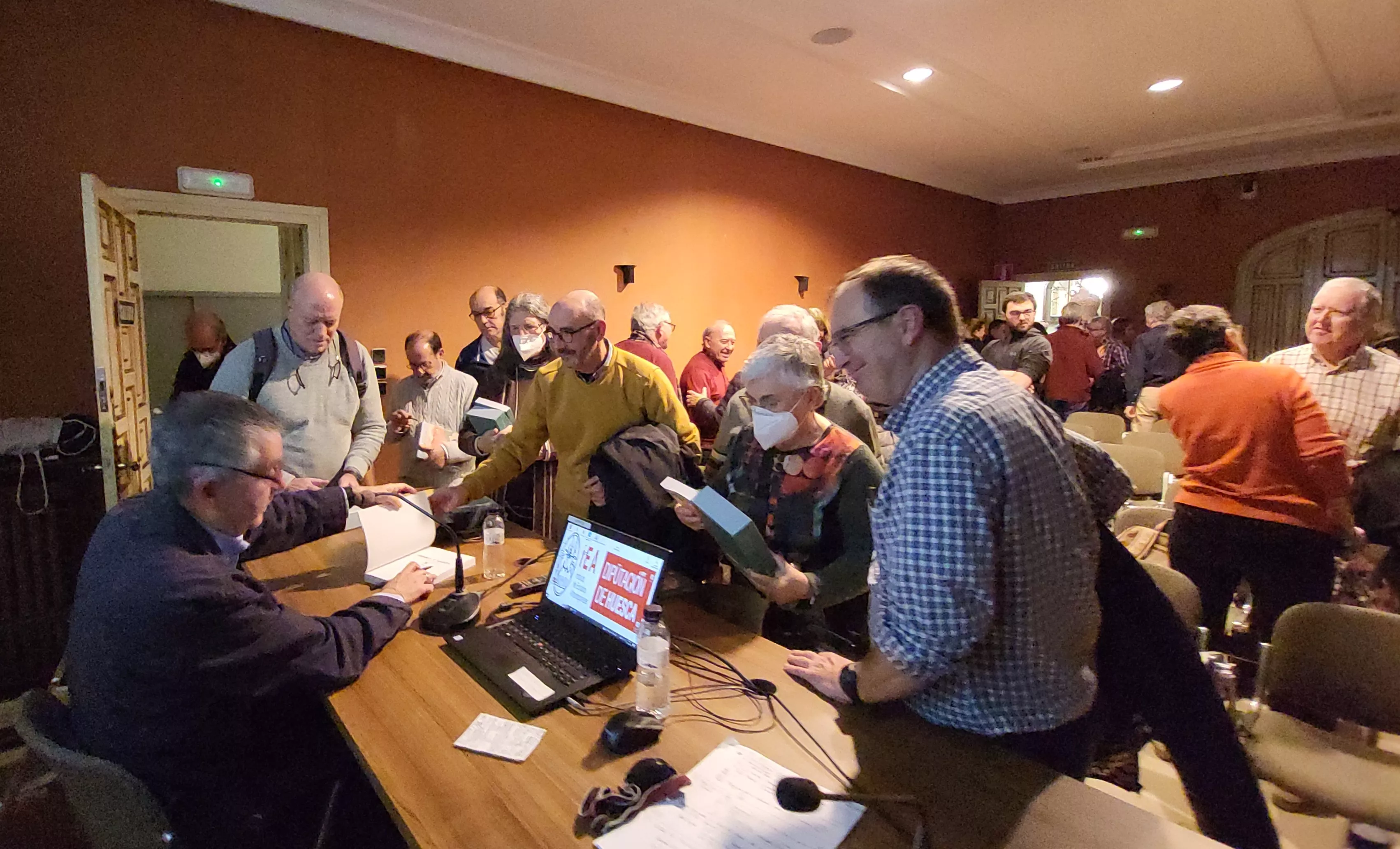 Enrique Satué firmó ejemplares tras concluir la charla. Foto: Mercedes Manterola