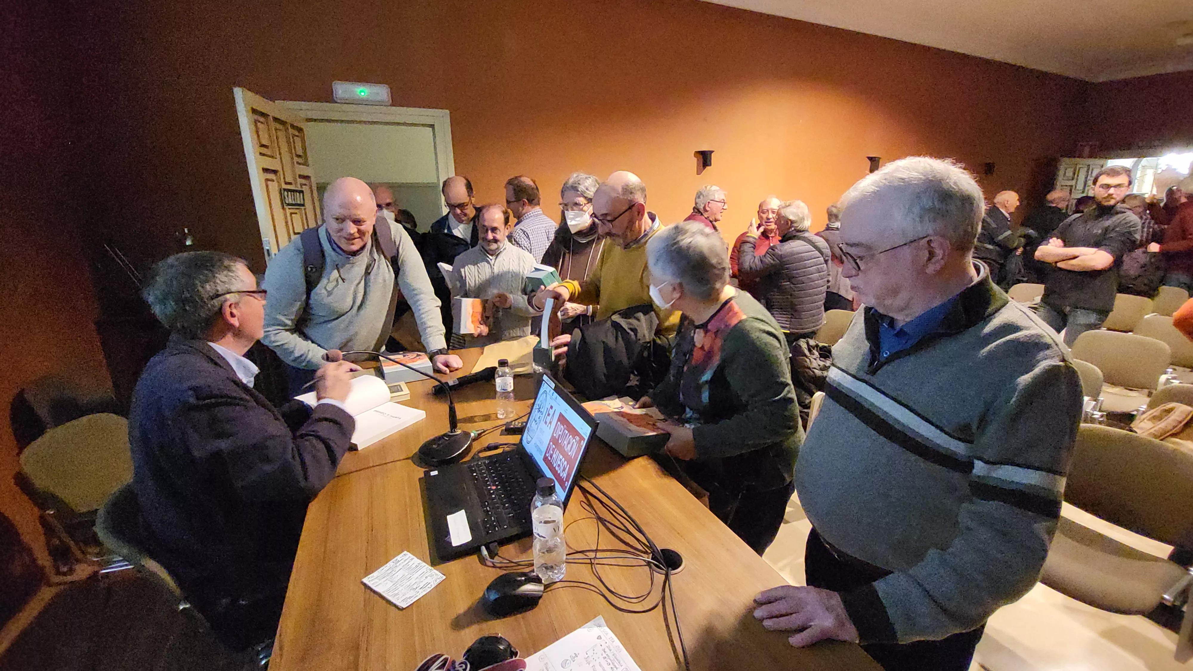 Enrique Satué firmó ejemplares tras concluir la charla. Foto: Mercedes Manterola