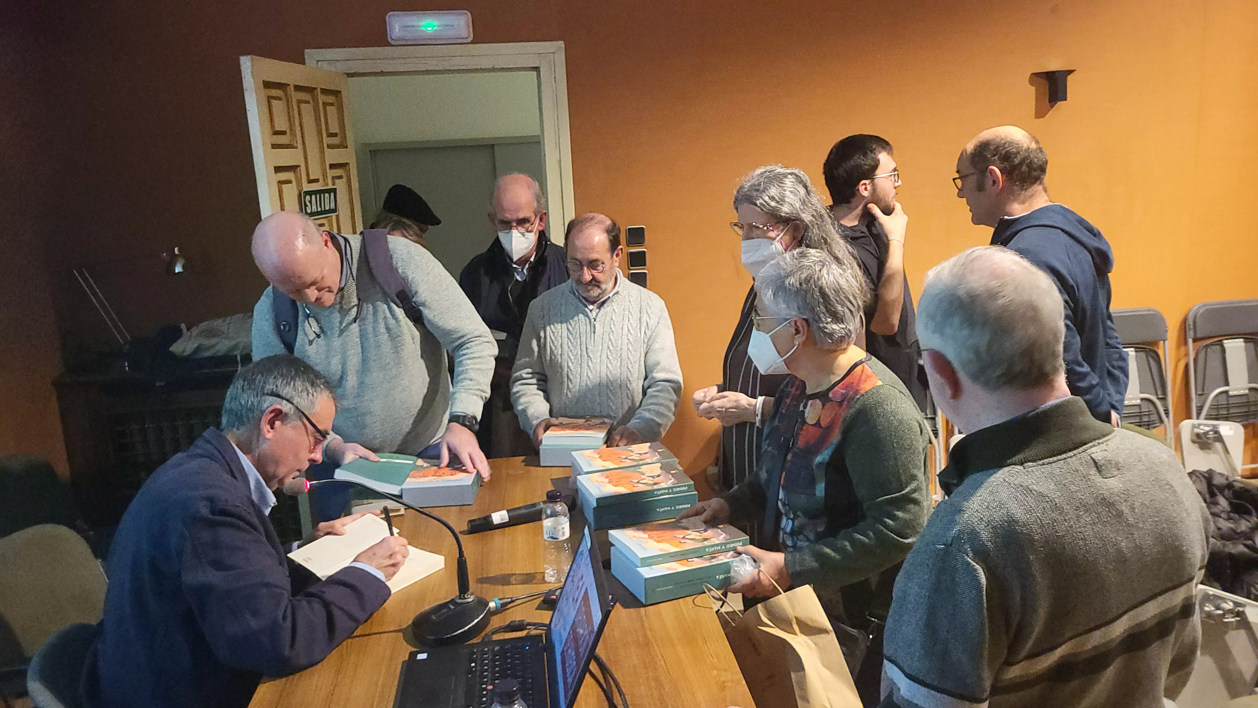 Enrique Satué firmó ejemplares tras concluir la charla. Foto: Mercedes Manterola