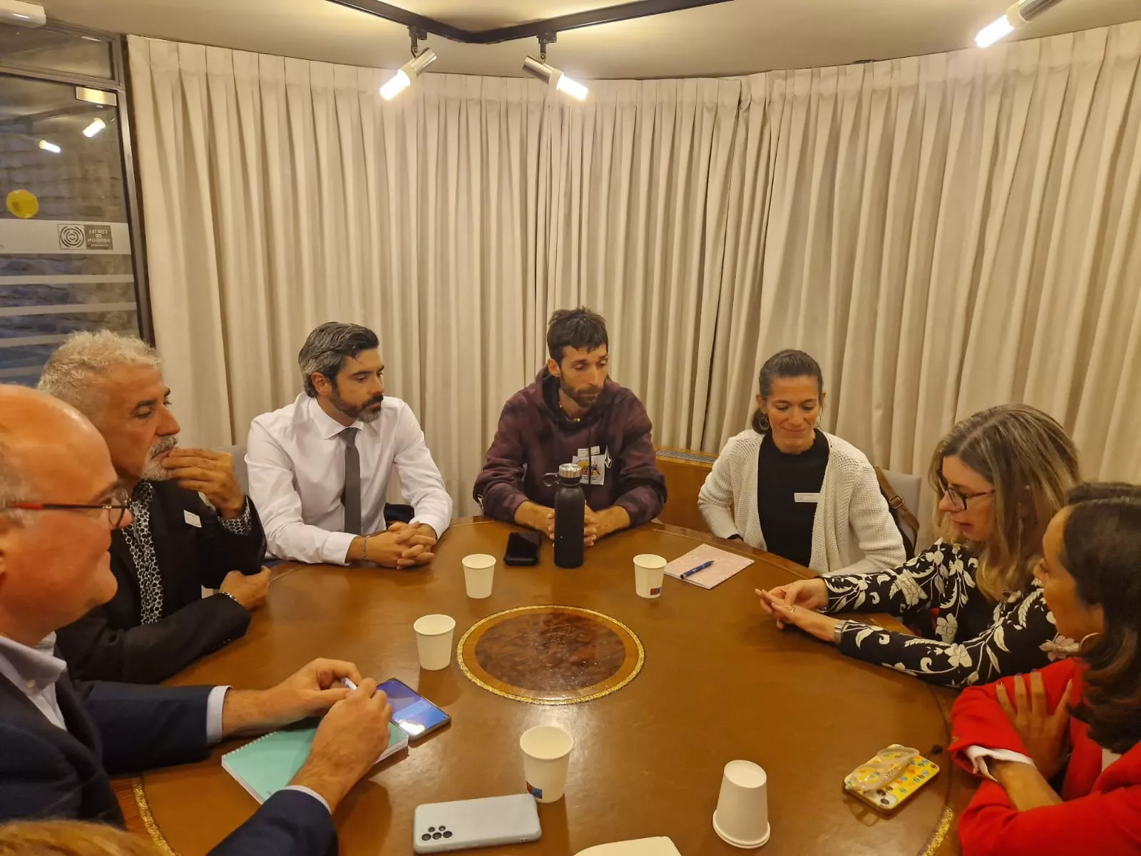 Imagen de archivo de una reunión de la consejera con las familias de Caneto.