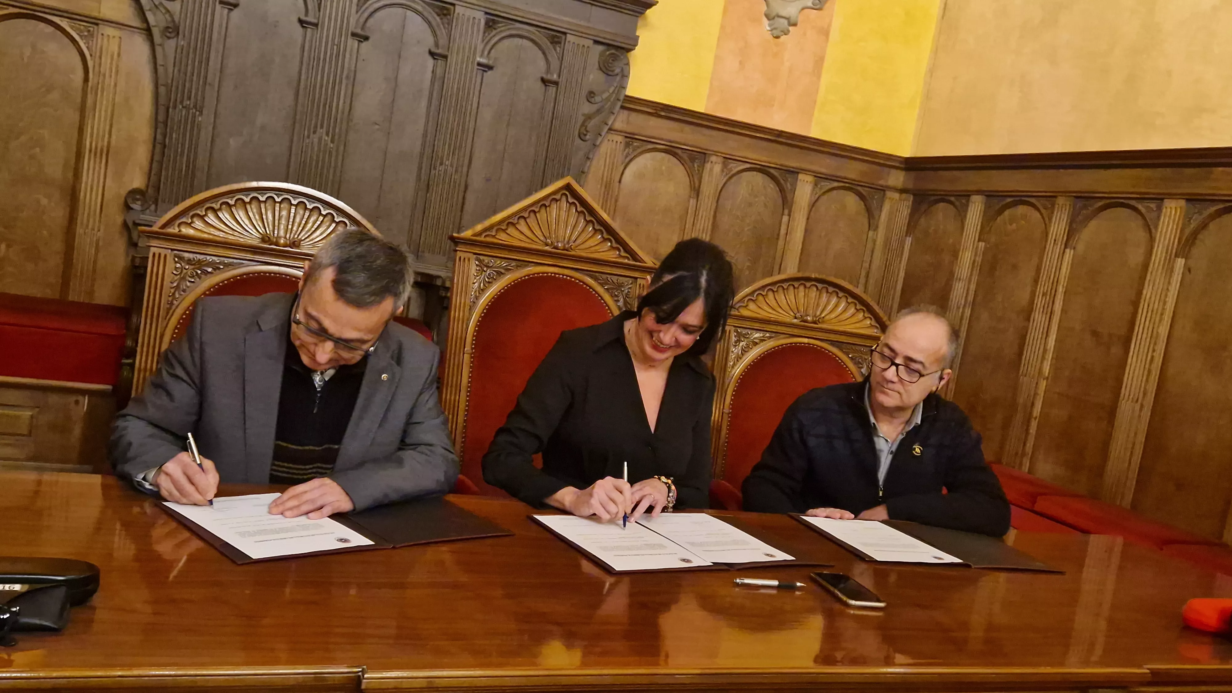 Entrega de 158 pares de "gafas solidarias" a Ilumináfrica y Alouda. Foto Myriam Martínez