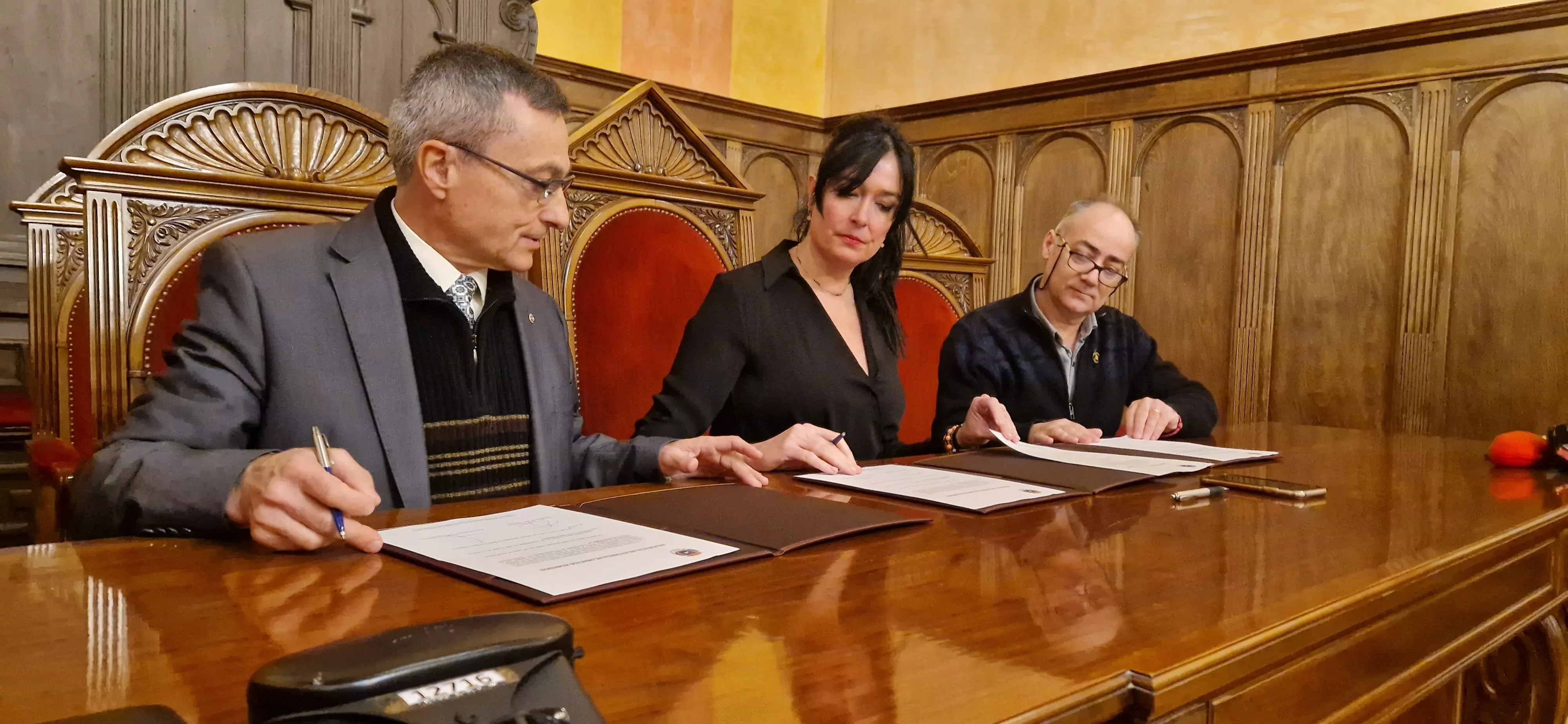 Entrega de 158 pares de "gafas solidarias" a Ilumináfrica y Alouda. Foto Myriam Martínez
