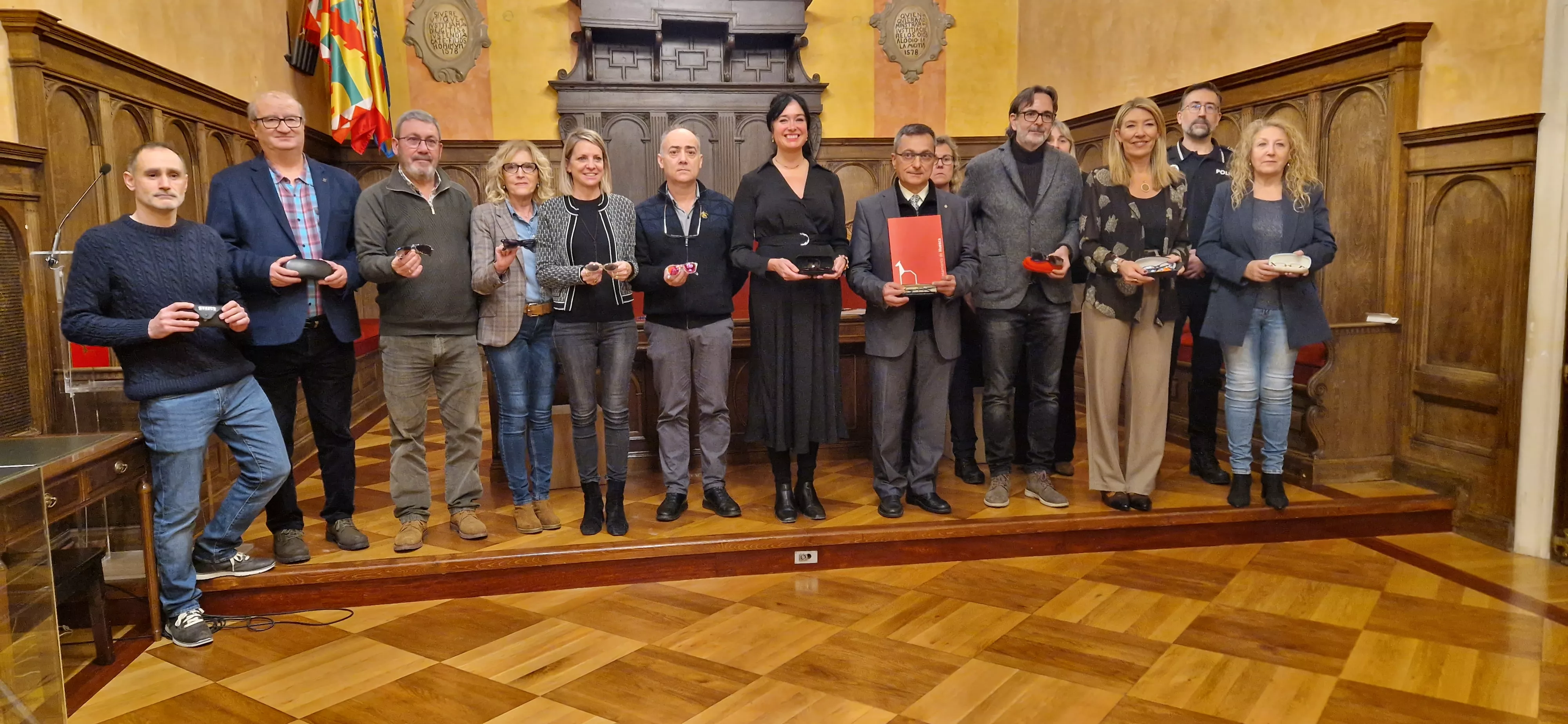 Entrega de 158 pares de "gafas solidarias" a Ilumináfrica y Alouda. Foto Myriam Martínez