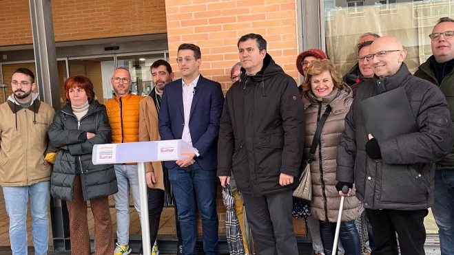 Pueyo con representantes de las organizaciones que forman Sumar Aragón, en la Estación Intermodal. Pueyo con representantes de las organizaciones que forman Sumar Aragón, en la Estación Intermodal.