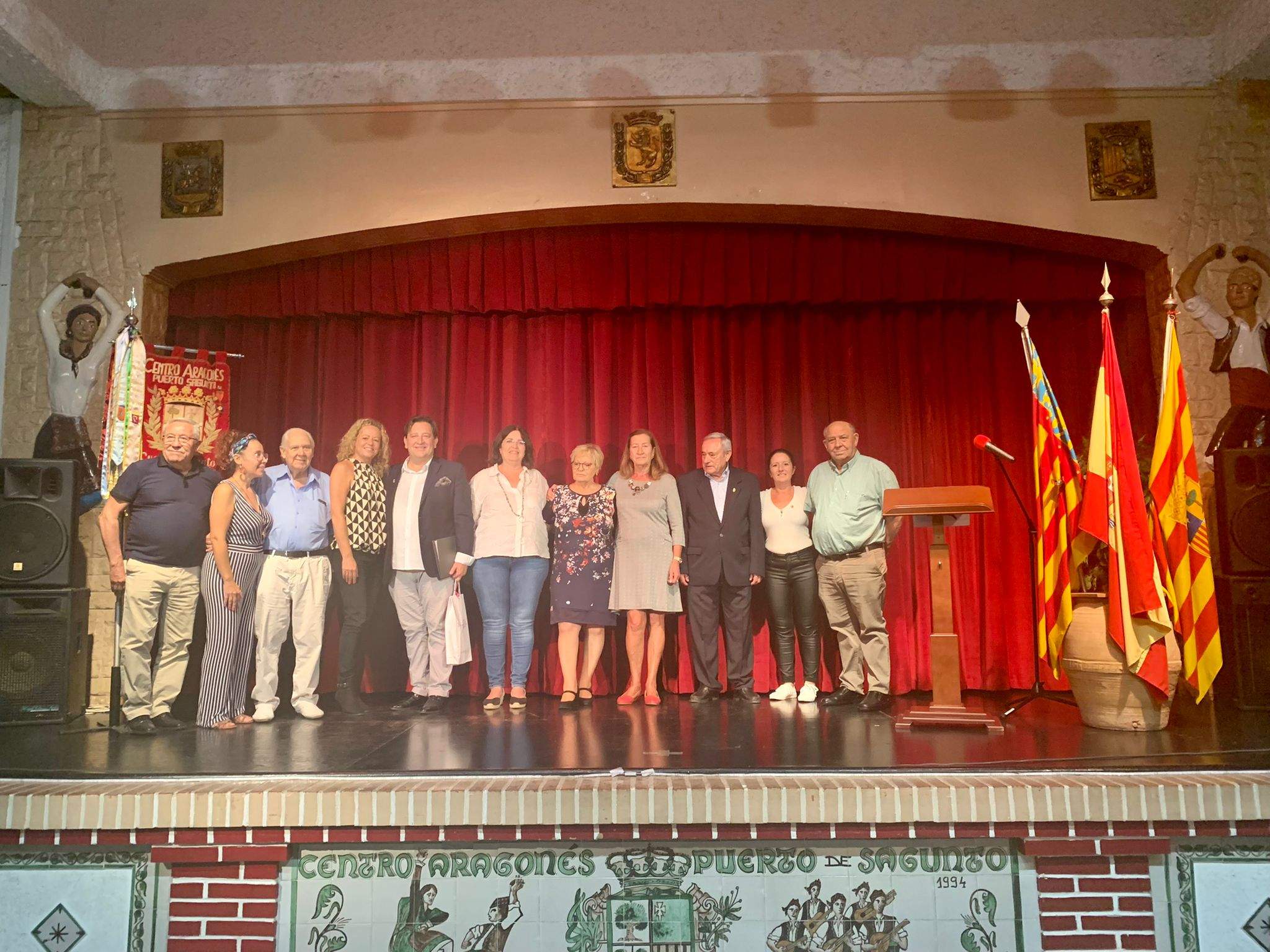 Toño Julve, Susana Raya y miembros del Centro Aragonés de Puerto de Sagunto.