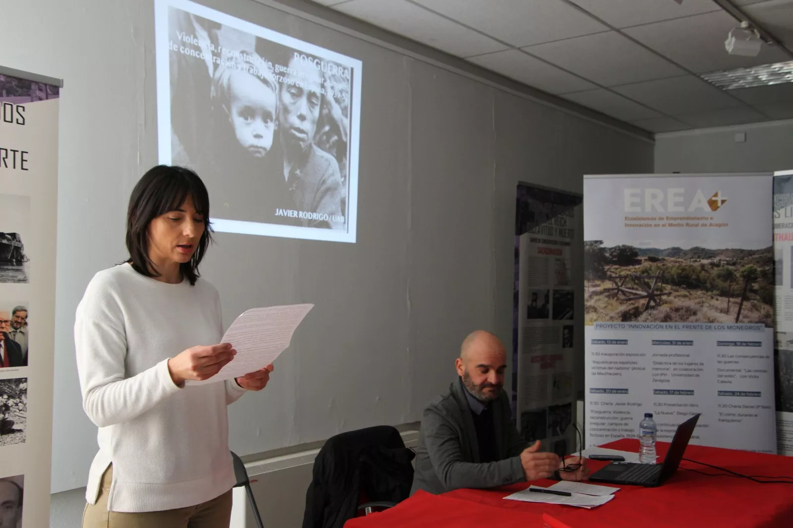La consejera comarcal de Turismo de Los Monegros, Ana Belén González, introdujo la charla. Foto Carlos Neofato