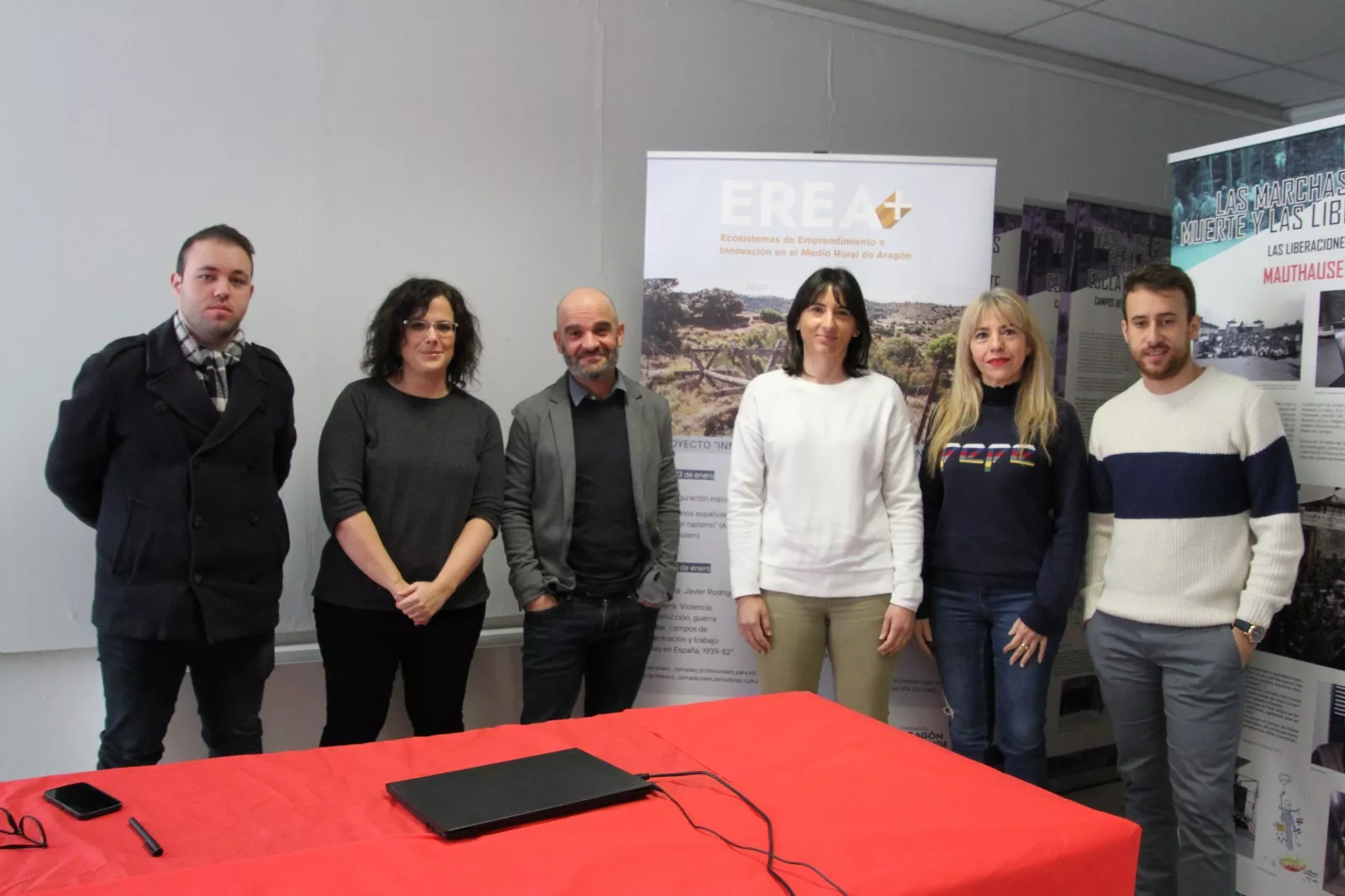 El profesor Javier Rodrigo, en el centro, ofreció una charla en el Centro de Interpretación de la Guerra Civil de Robres. Foto Carlos Neofato El profesor Javier Rodrigo, en el centro, ofreció una charla en el Centro de Interpretación de la Guerra Civil de Robres. Foto Carlos Neofato