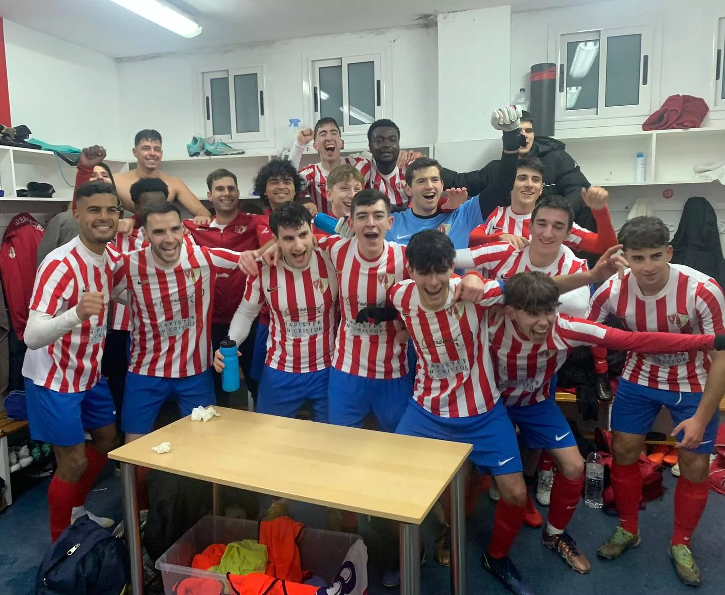Los jugadores del UD Barbastro Somontano celebran el triunfo en el mini derbi contra el Monzón. Resultados y clasificaciones del fútbol altoaragonés del 20 y 21 de enero. 
