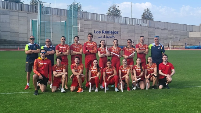 Elena Guiu, cuarta por la derecha, de pie, en la concentración de Tenerife. Elena Guiu, cuarta por la derecha, de pie, en la concentración de Tenerife.