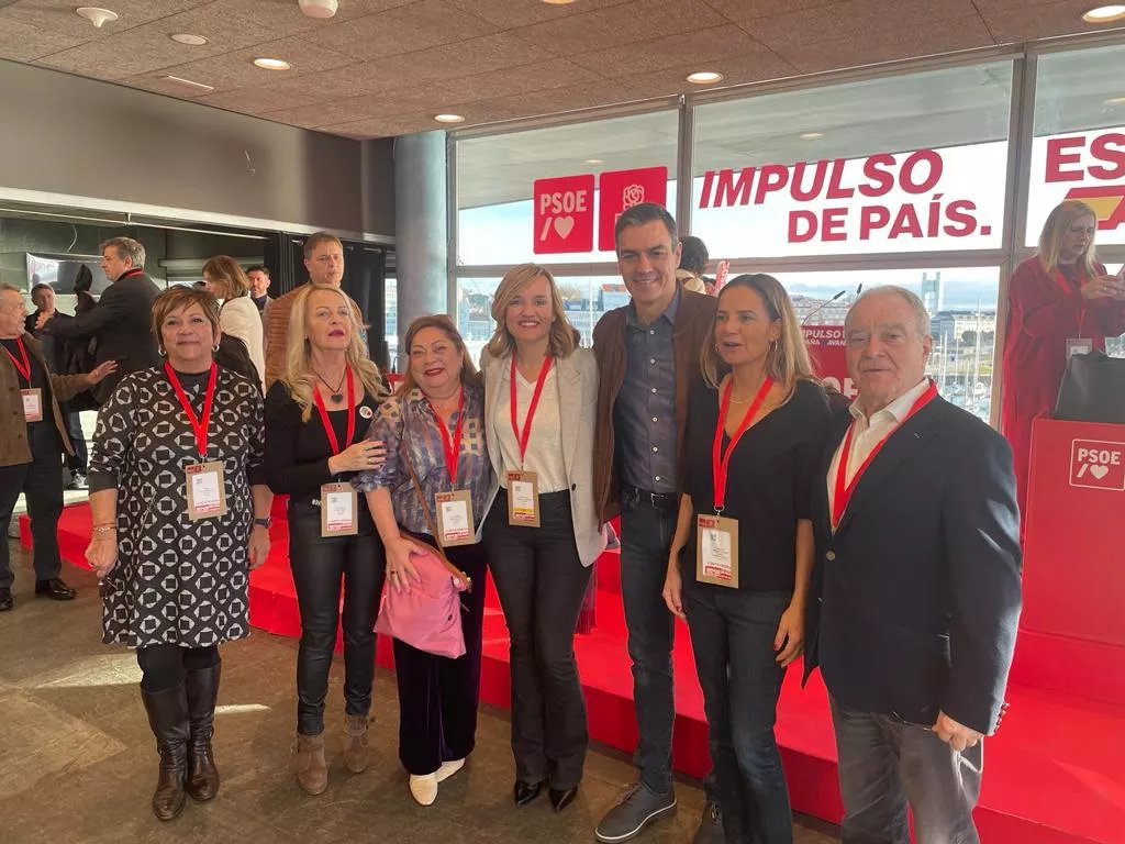 Parte de la delegación del PSOE Alto Aragón junto a Pedro Sánchez y Pilar Alegría.