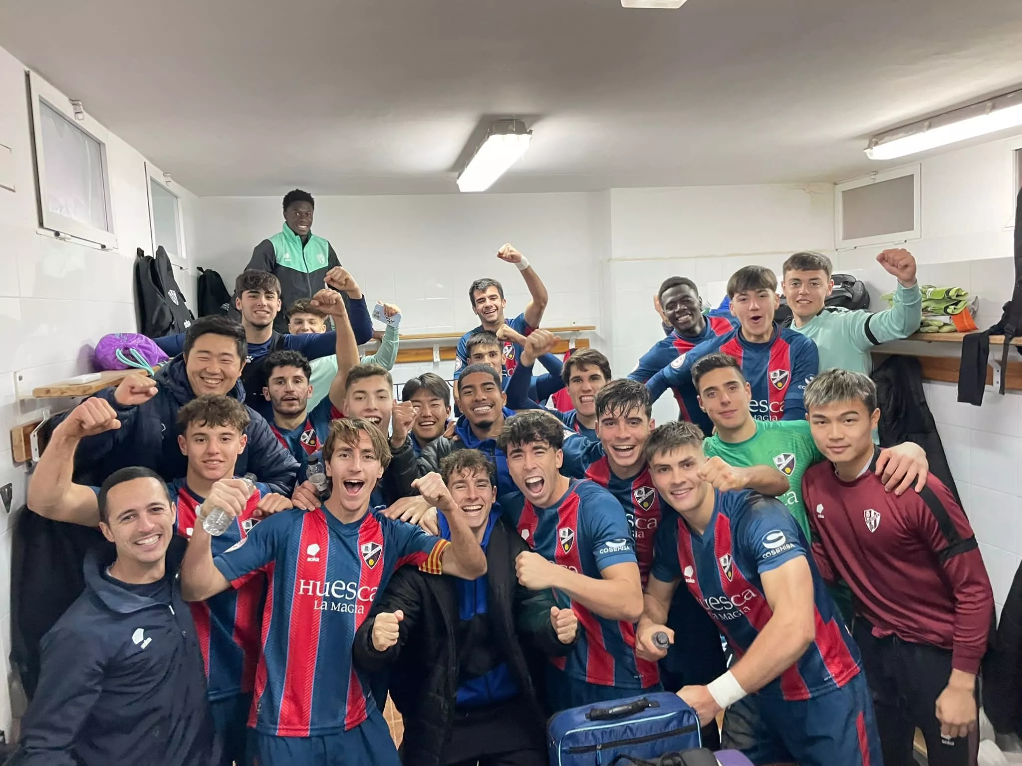 Los jugadores del Huesca B celebran la victoria en Belchite. 