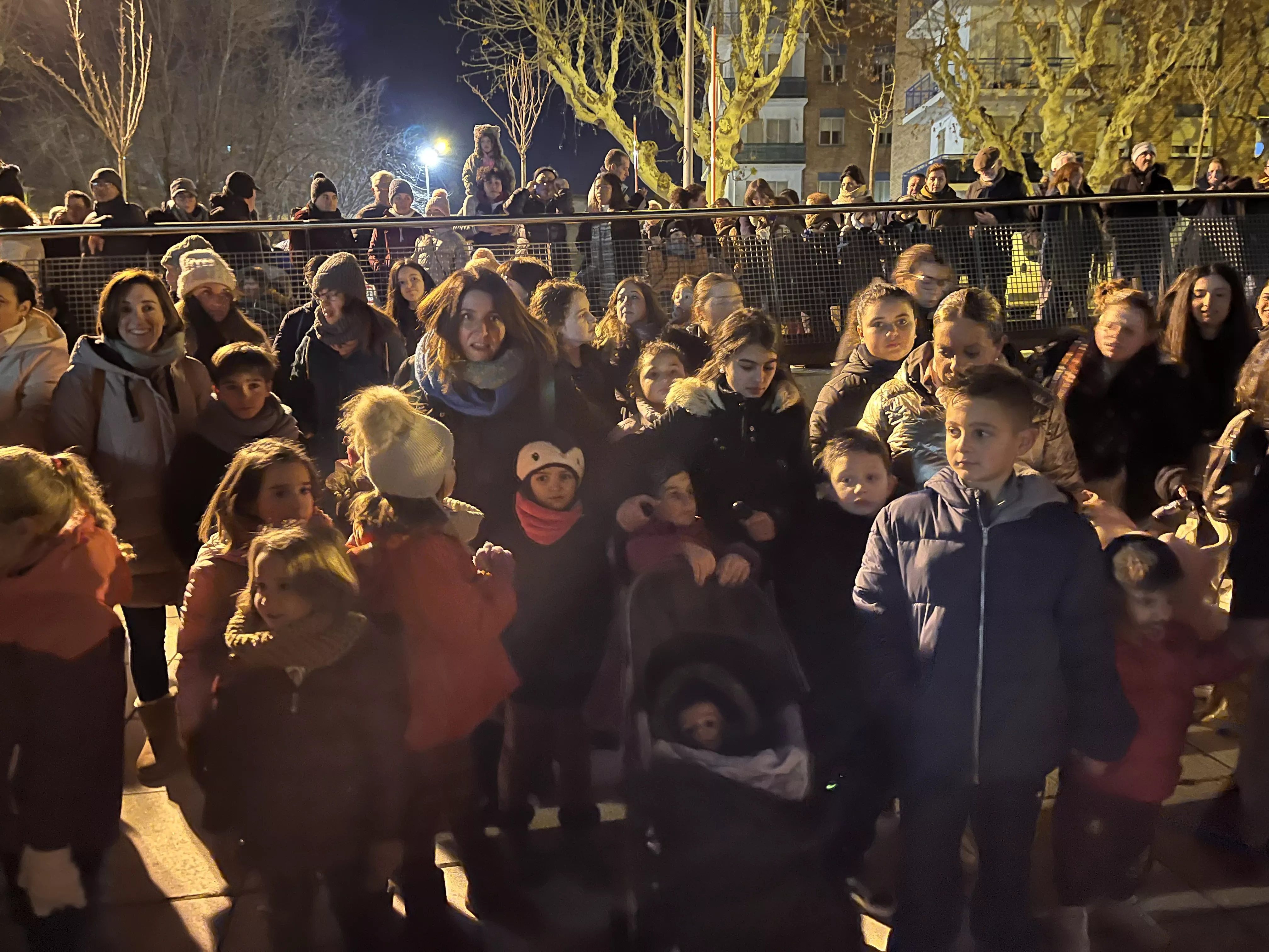 Actuación de los Gigantes y Cabezudos con los Gaiters de Tierra Plana. Foto Mercedes Manterola