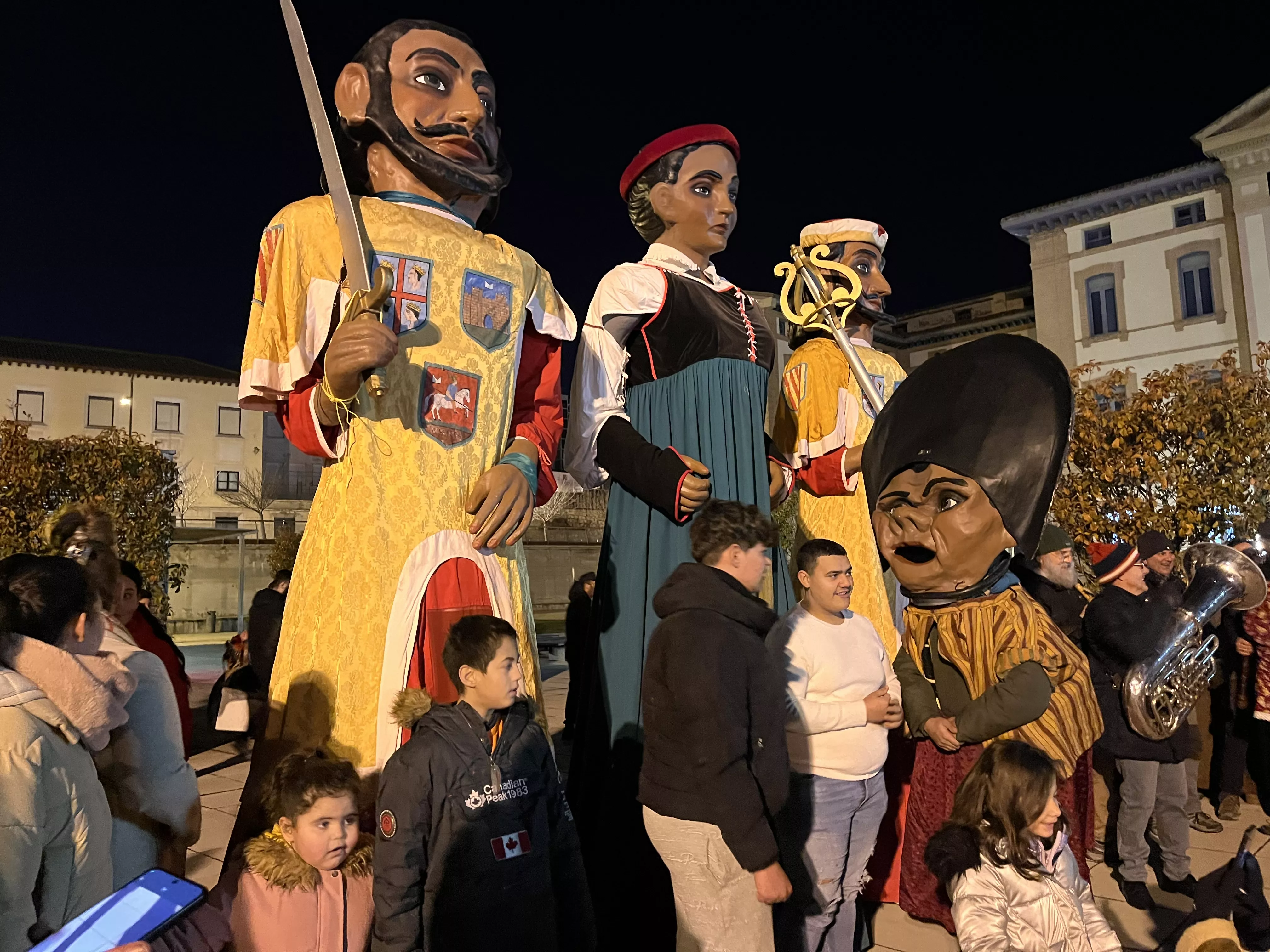 Actuación de los Gigantes y Cabezudos con los Gaiters de Tierra Plana. Foto Mercedes Manterola