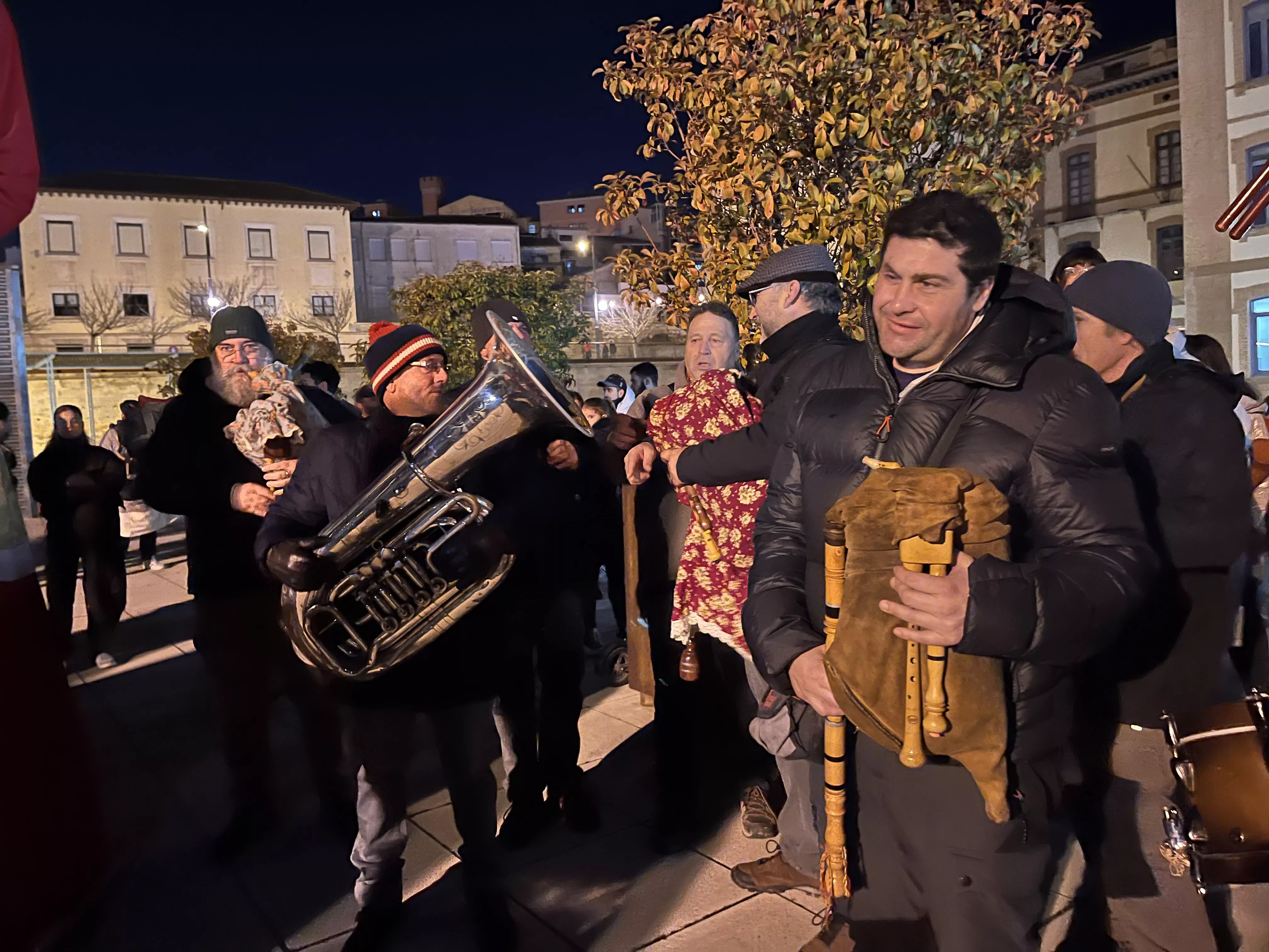 Actuación de los Gigantes y Cabezudos con los Gaiters de Tierra Plana. Foto Mercedes Manterola